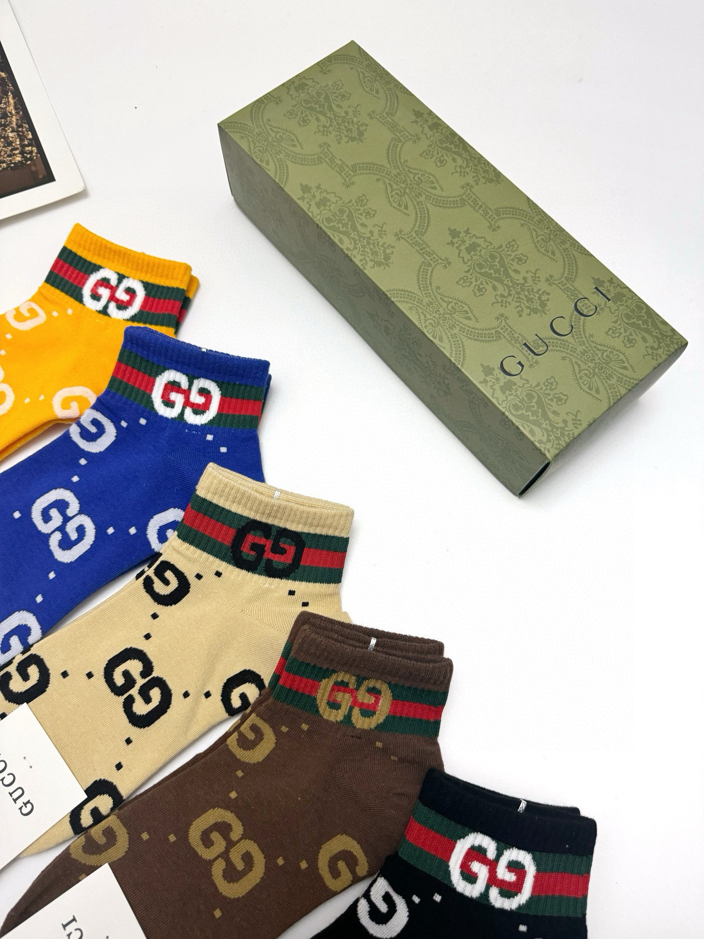  配包装
🌟【一盒5 双】
 🌟Gucci 古琦 经典字母logo 双G 短袜   ，ins超火爆短袜，