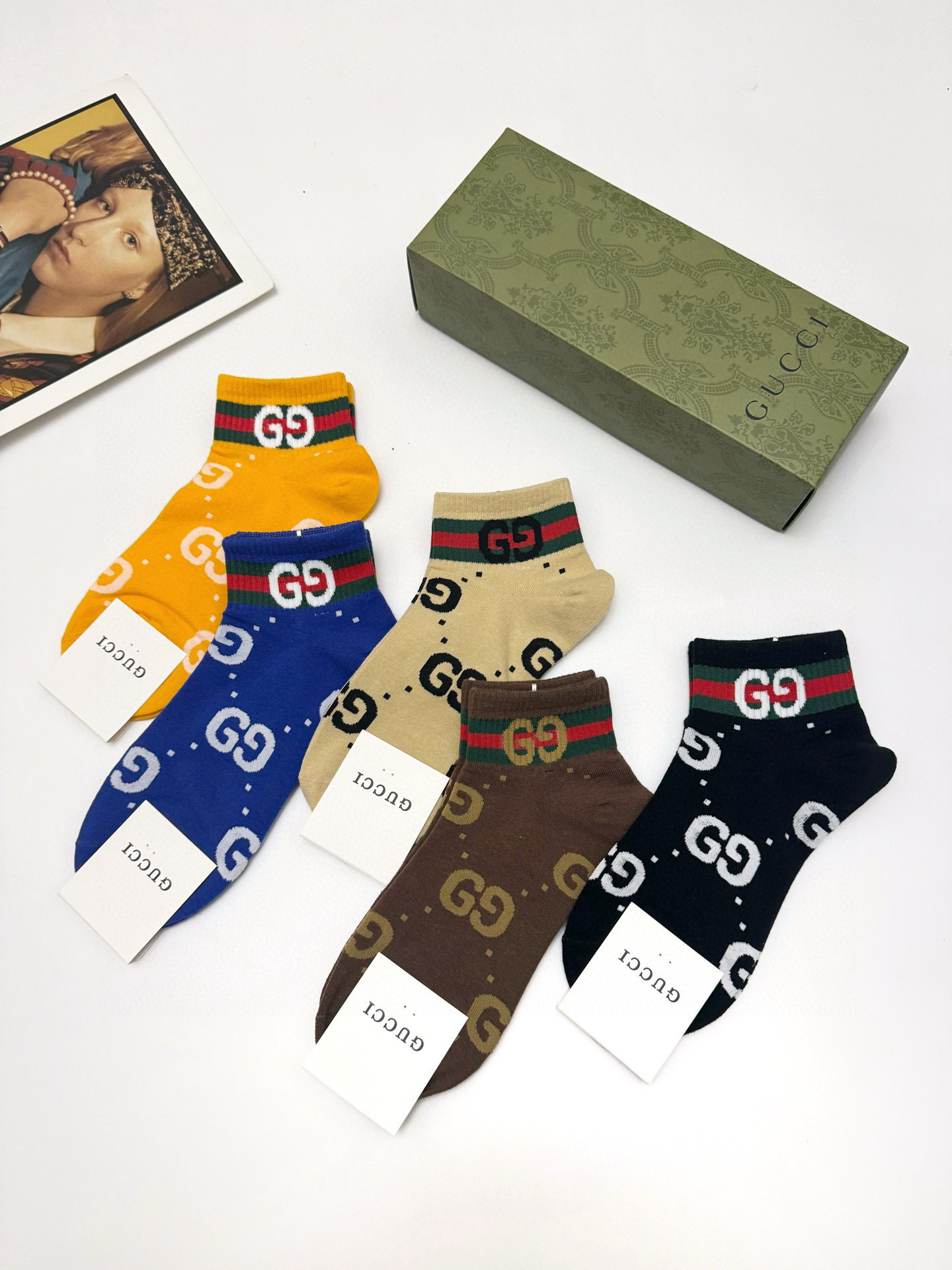  配包装
🌟【一盒5 双】
 🌟Gucci 古琦 经典字母logo 双G 短袜   ，ins超火爆短袜，