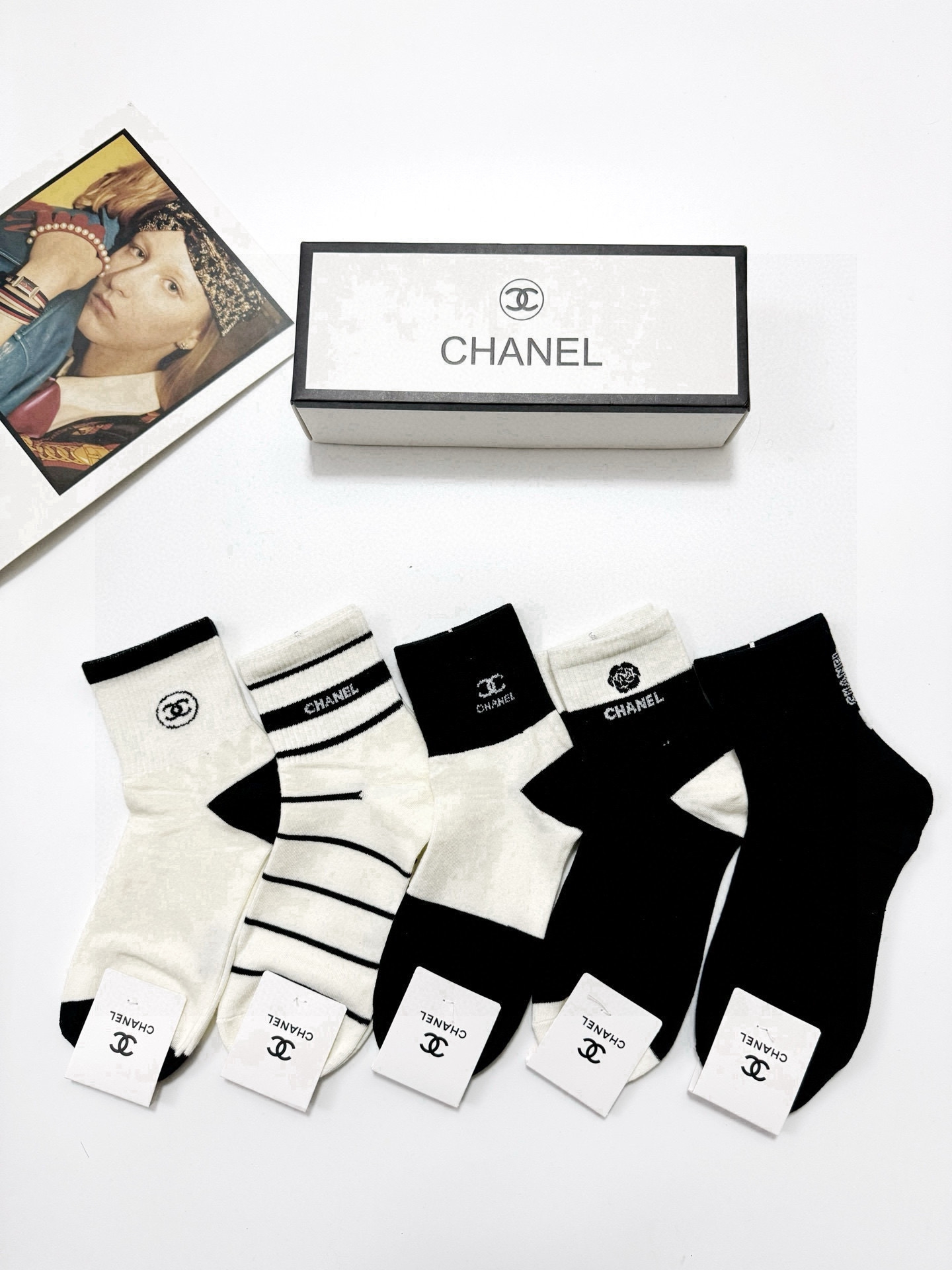  配包装
🌟【一盒5 双】
 🌟Chanel 香奈儿 经典字母logo 纯棉中筒袜   ，ins超火爆短