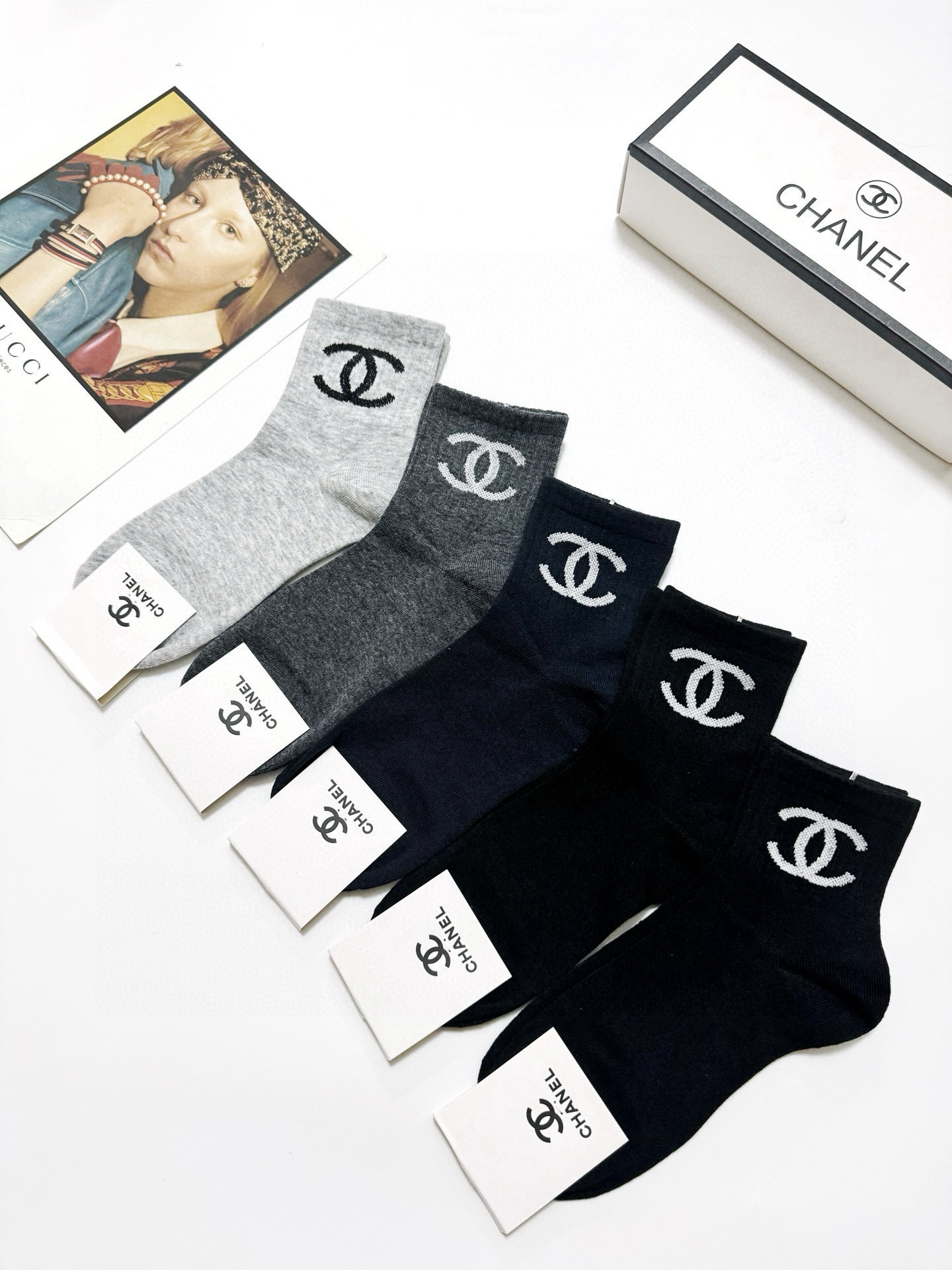   配包装
🌟【一盒5 双】
🌟Chanel 香奈儿 经典字母 logo短袜  ！纯棉面料软糯亲肤！
🌟