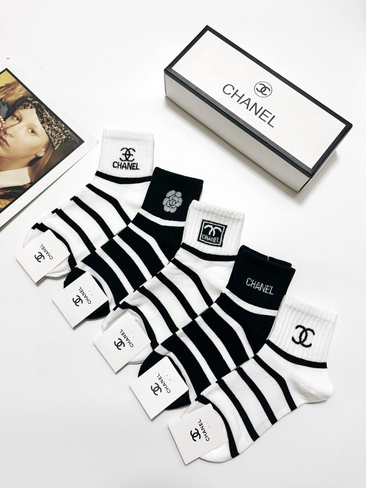   配包装
🌟【一盒5 双】
🌟Chanel 香奈儿 经典字母 logo短袜  ！纯棉面料软糯亲肤！
🌟