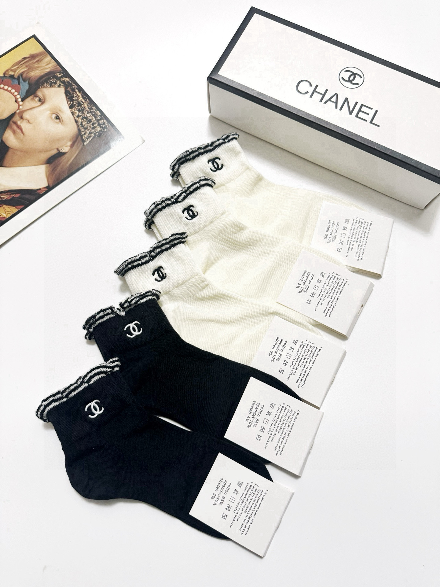   配包装
🌟【一盒5 双】
🌟Chanel 香奈儿 经典字母 logo短袜  ！纯棉面料软糯亲肤！
🌟