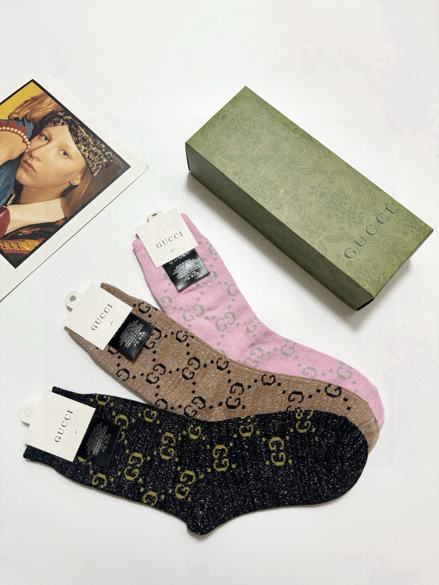  配包装
🌟【一盒3双】
🌟Gucci 古奇 爆款金银丝中筒袜 。双针 混纺金银丝材质，超完美结合，款式