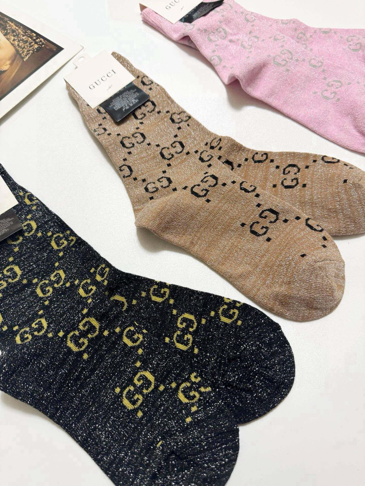  配包装
🌟【一盒3双】
🌟Gucci 古奇 爆款金银丝中筒袜 。双针 混纺金银丝材质，超完美结合，款式