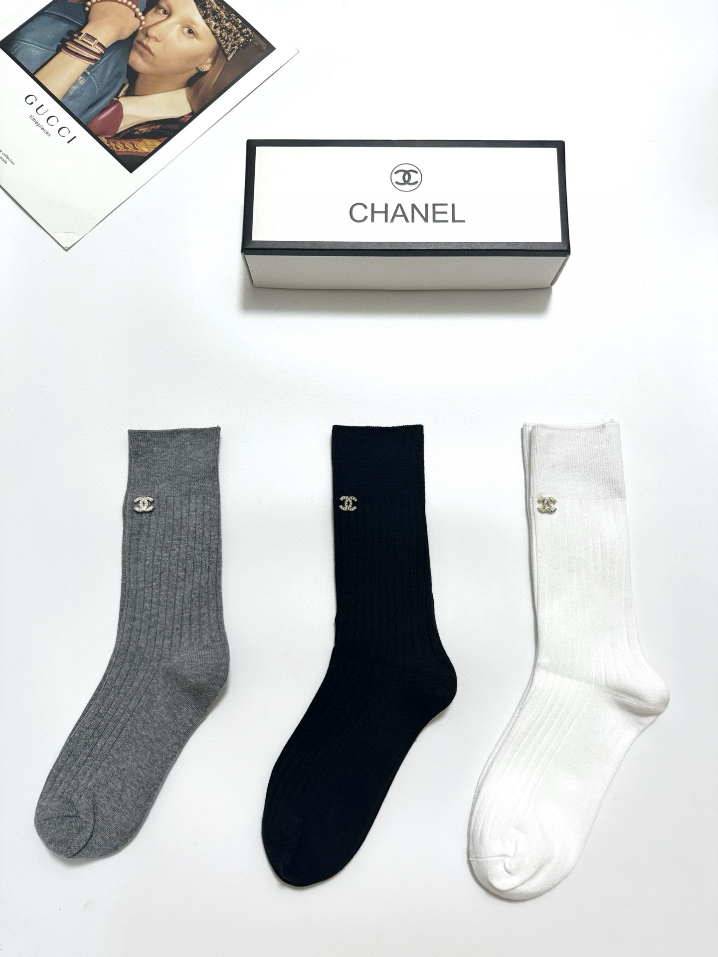  配包装
🌟【一盒3 双】
🌟Chanel 香奈儿 经典字母logo 纯棉中筒袜 小腿袜 
🌟ins爆款