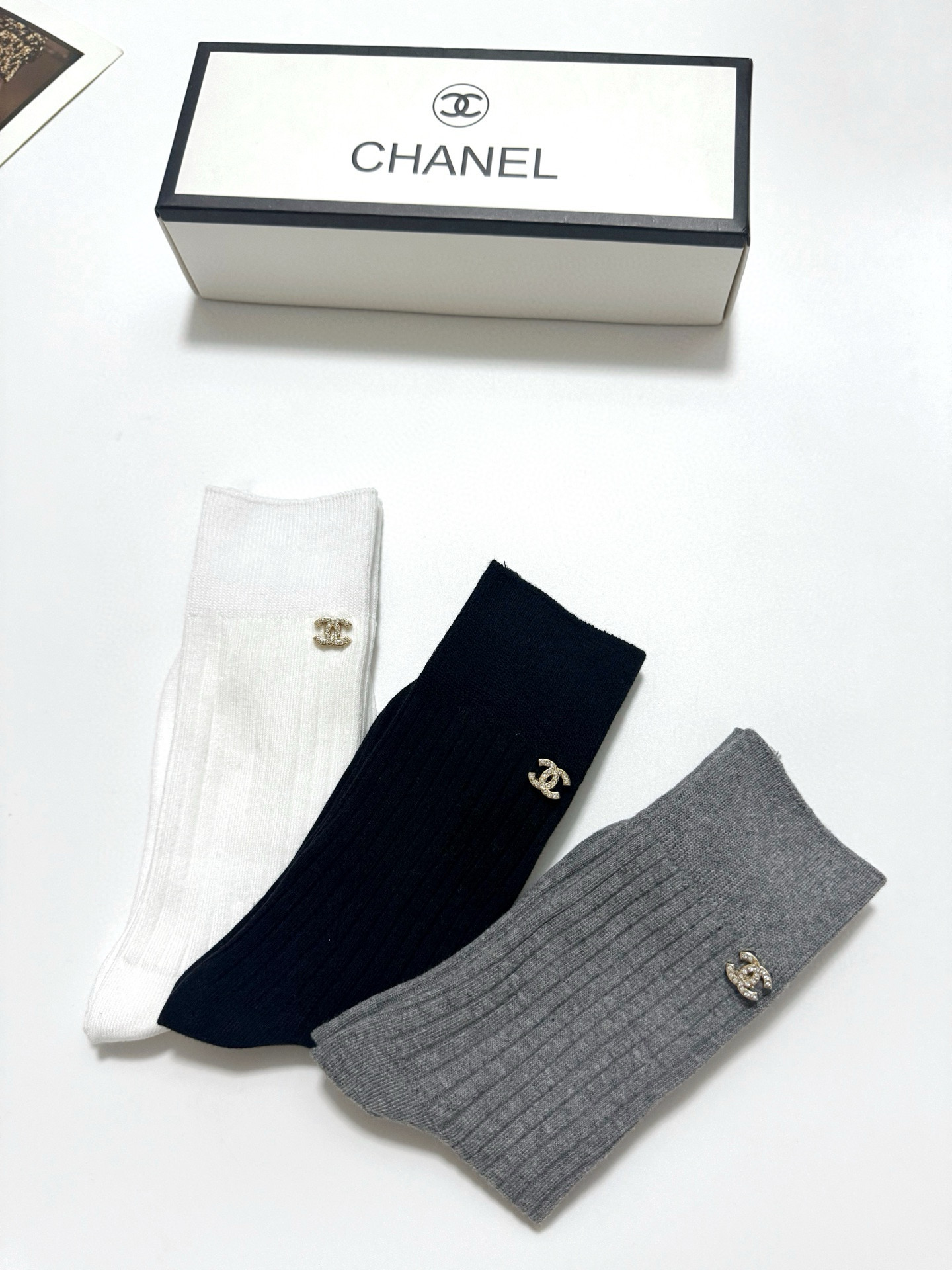  配包装
🌟【一盒3 双】
🌟Chanel 香奈儿 经典字母logo 纯棉中筒袜 小腿袜 
🌟ins爆款