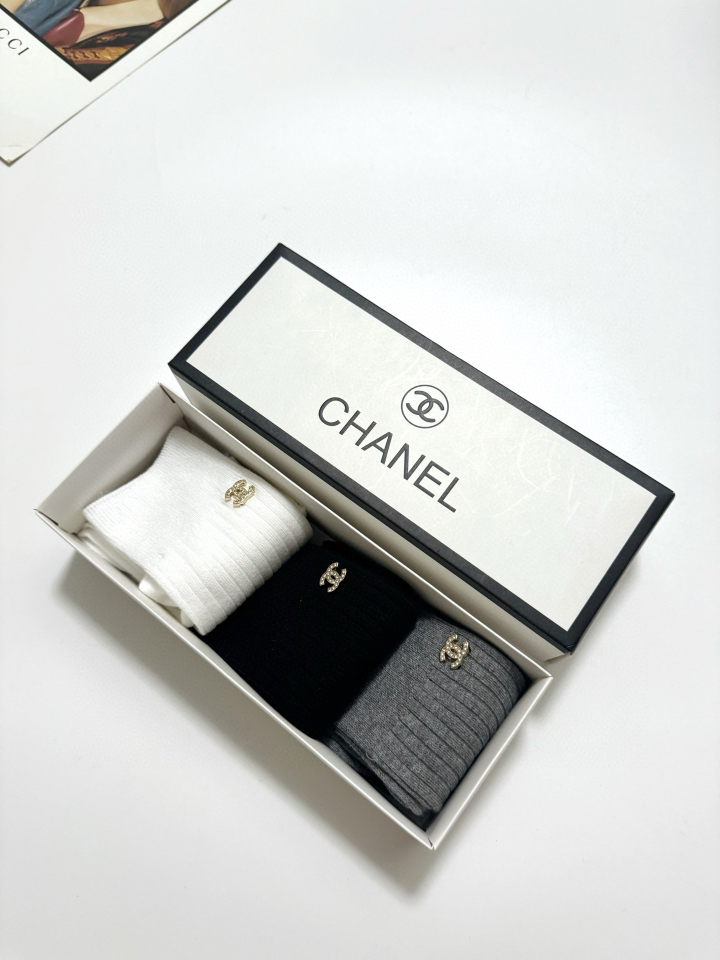  配包装
🌟【一盒3 双】
🌟Chanel 香奈儿 经典字母logo 纯棉中筒袜 小腿袜 
🌟ins爆款