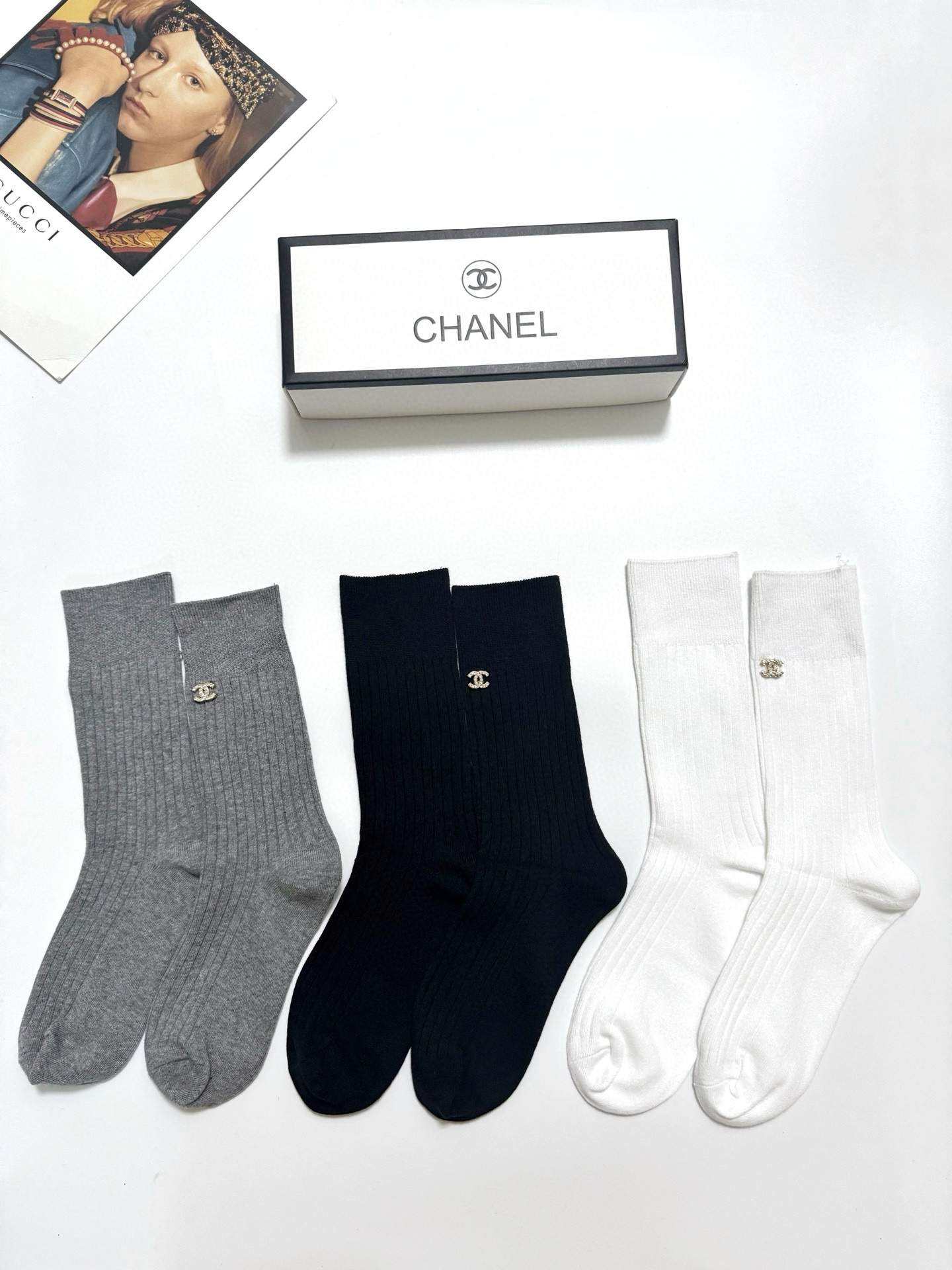  配包装
🌟【一盒3 双】
🌟Chanel 香奈儿 经典字母logo 纯棉中筒袜 小腿袜 
🌟ins爆款