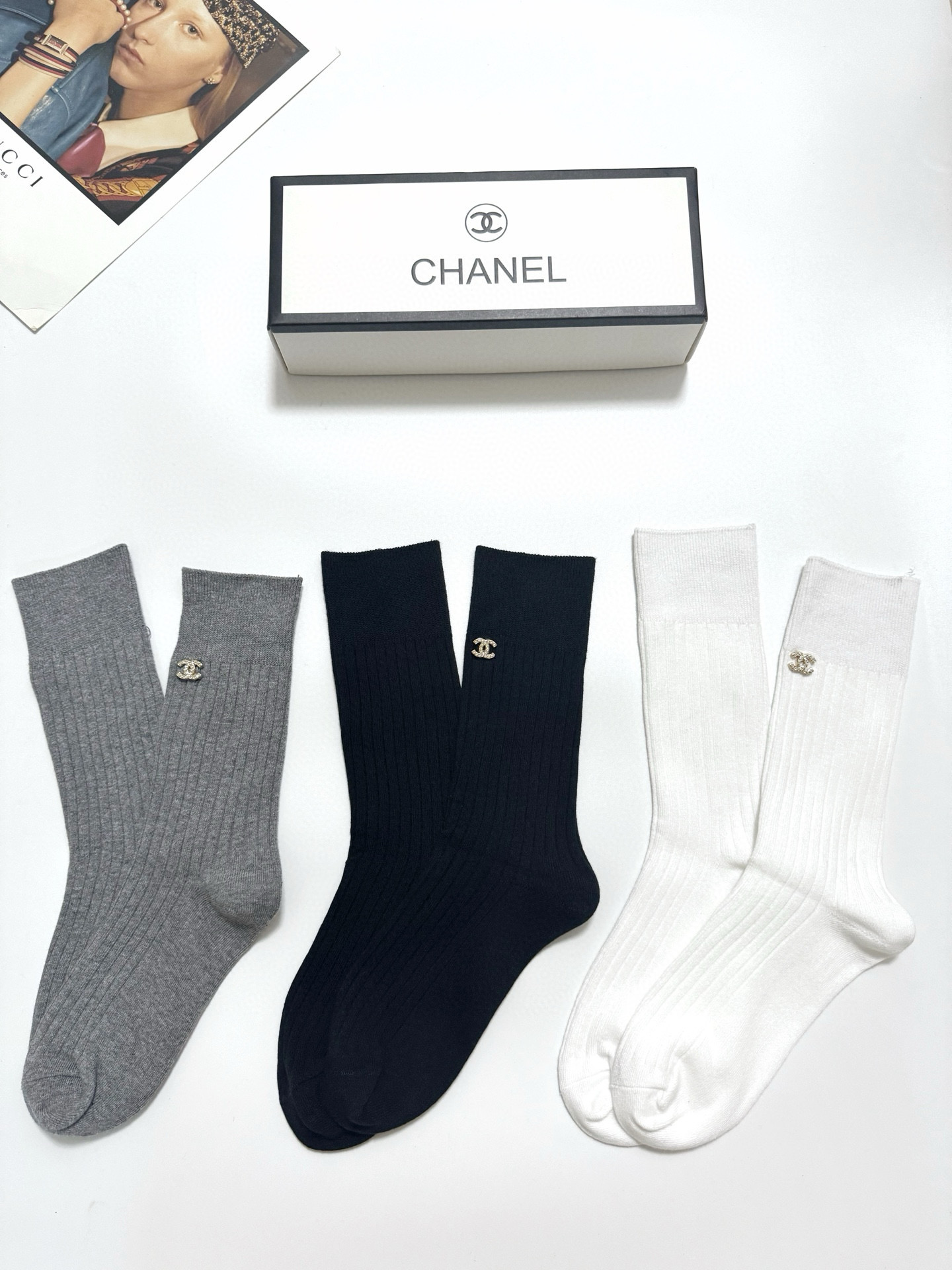  配包装
🌟【一盒3 双】
🌟Chanel 香奈儿 经典字母logo 纯棉中筒袜 小腿袜 
🌟ins爆款