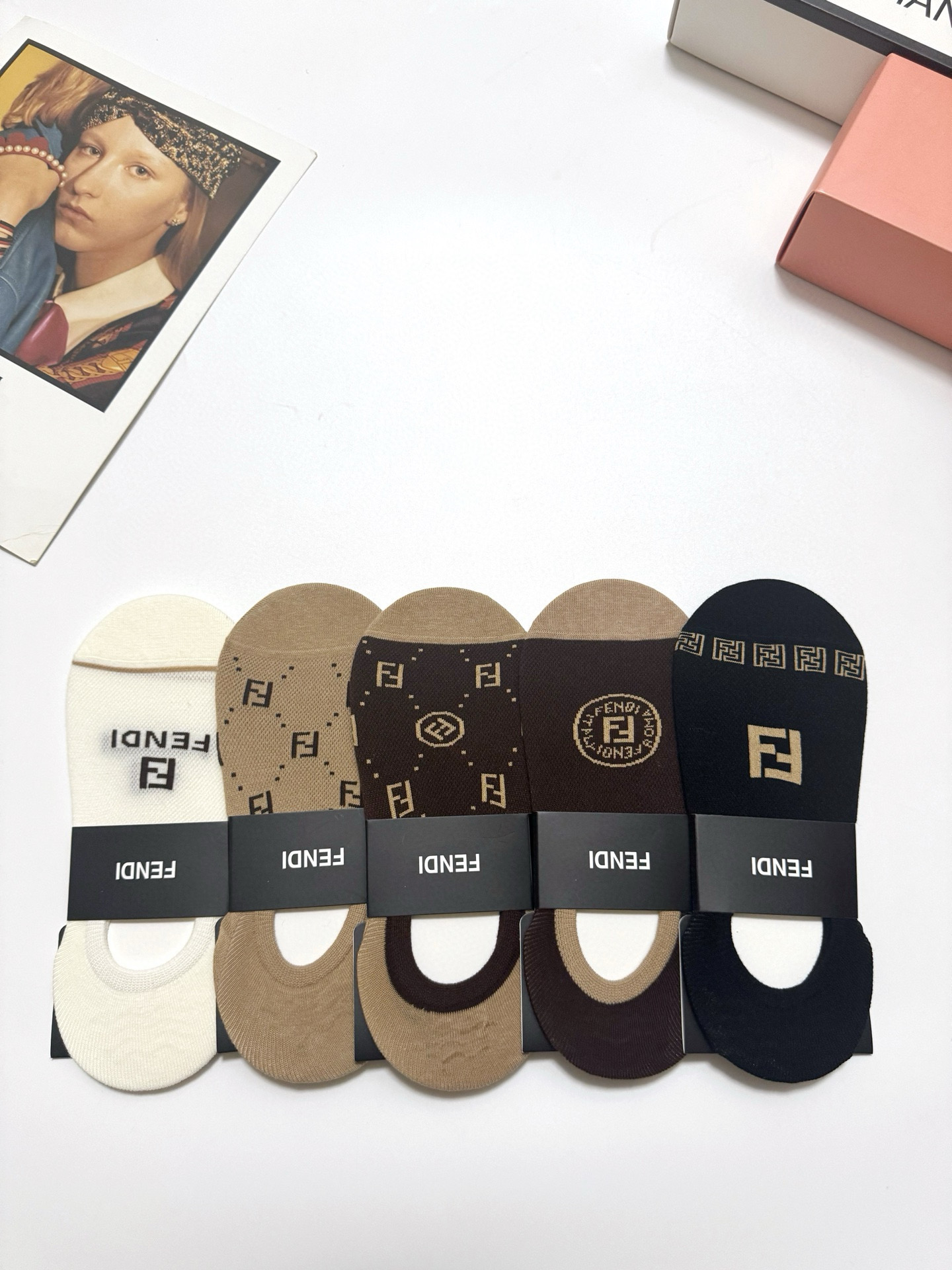  配包装
🌟【一盒5双】
 🌟Fendi 芬迪 经典字母logo 纯棉船袜   ，ins超火爆空调袜，纯