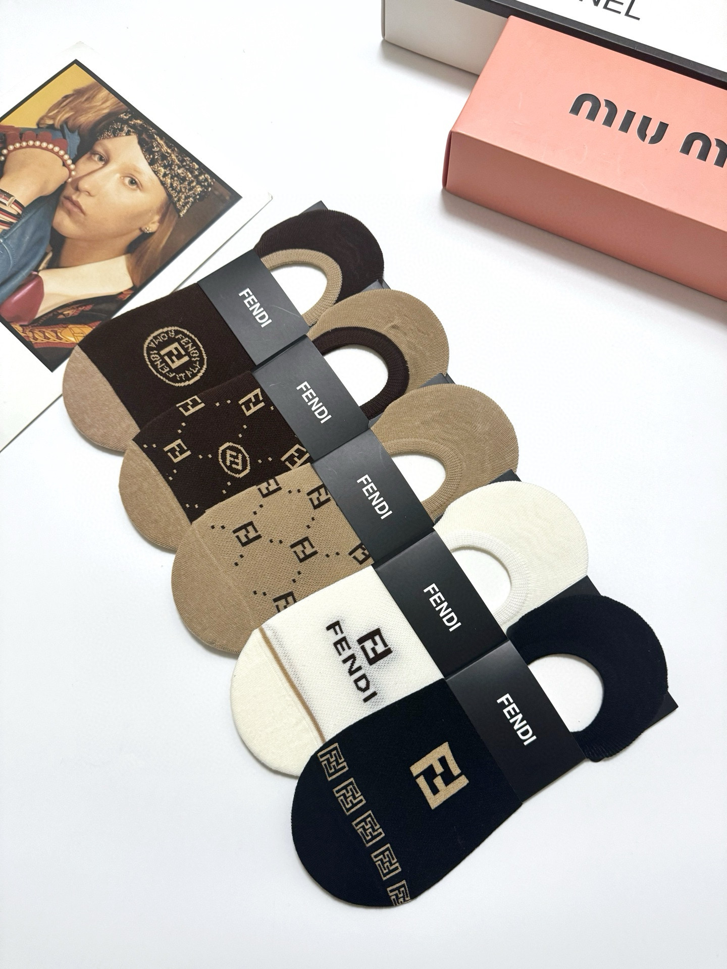  配包装
🌟【一盒5双】
 🌟Fendi 芬迪 经典字母logo 纯棉船袜   ，ins超火爆空调袜，纯