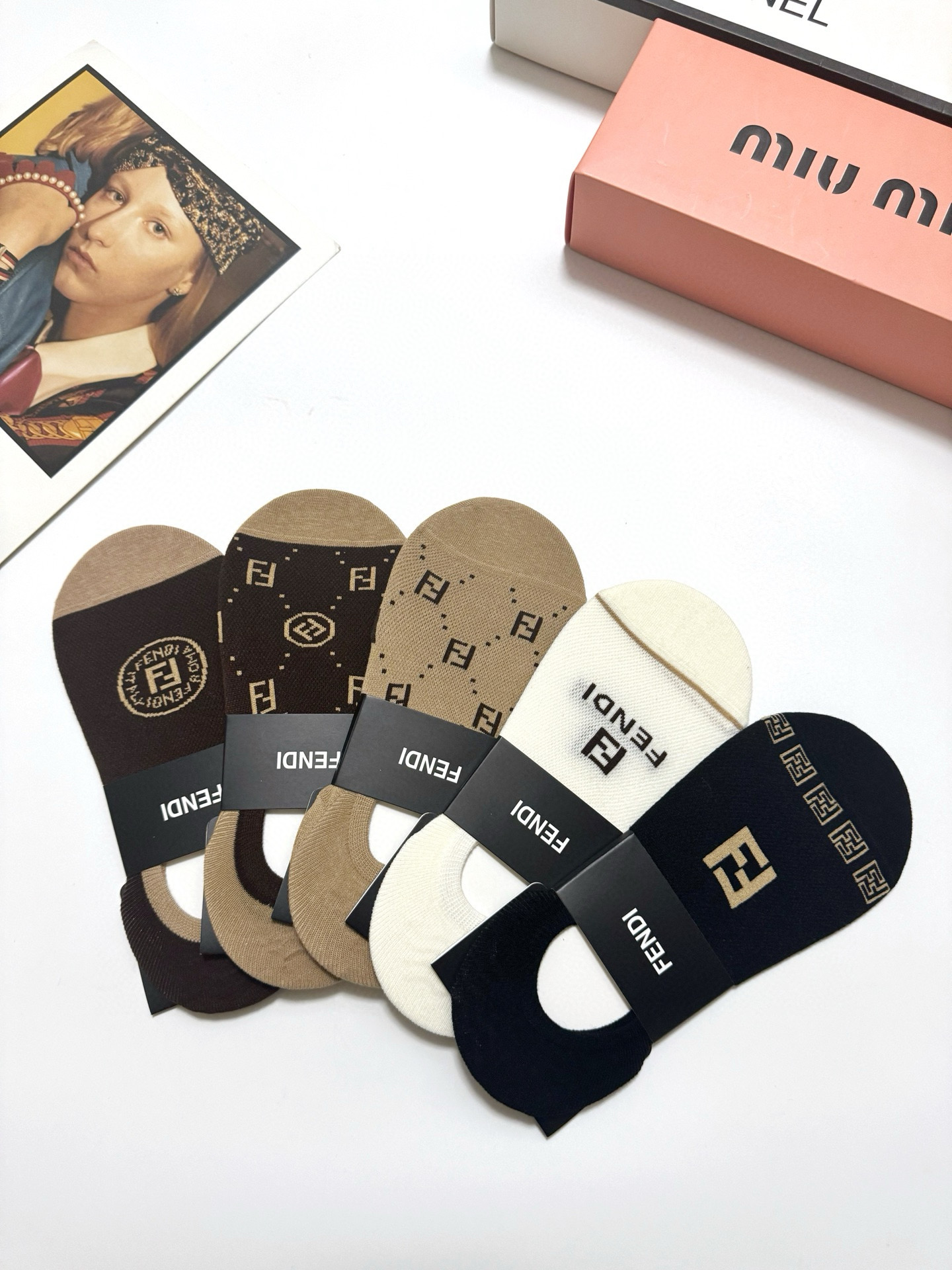 配包装
🌟【一盒5双】
 🌟Fendi 芬迪 经典字母logo 纯棉船袜   ，ins超火爆空调袜，纯