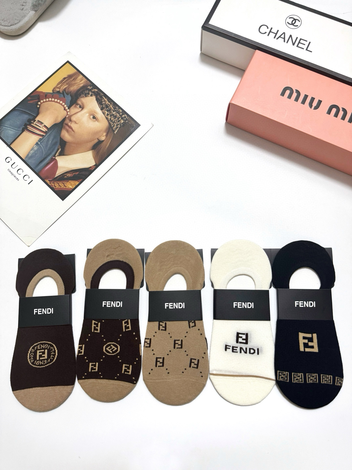  配包装
🌟【一盒5双】
 🌟Fendi 芬迪 经典字母logo 纯棉船袜   ，ins超火爆空调袜，纯