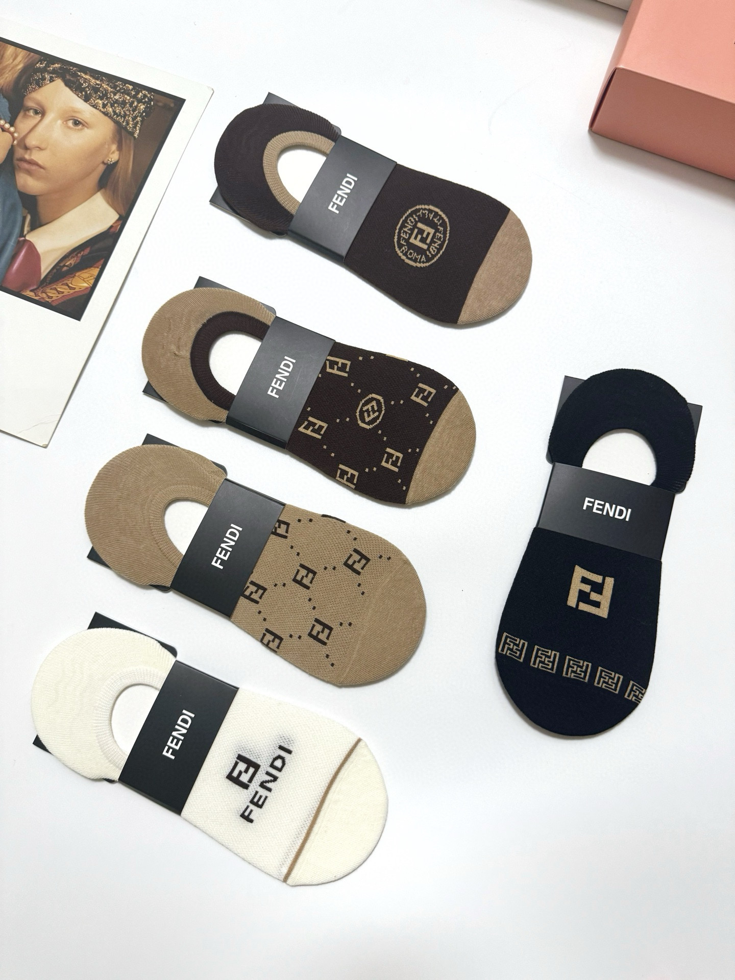  配包装
🌟【一盒5双】
 🌟Fendi 芬迪 经典字母logo 纯棉船袜   ，ins超火爆空调袜，纯
