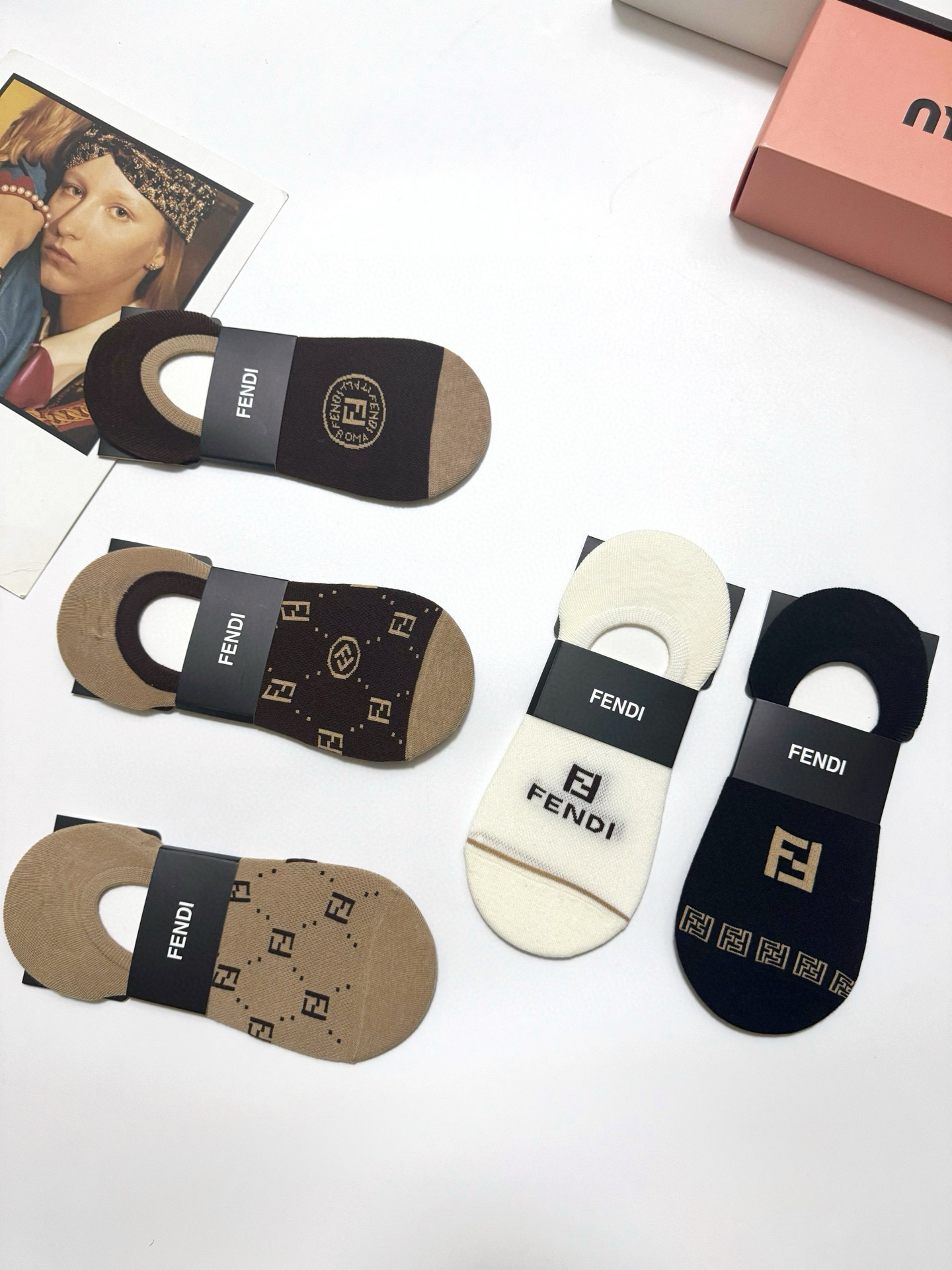  配包装
🌟【一盒5双】
 🌟Fendi 芬迪 经典字母logo 纯棉船袜   ，ins超火爆空调袜，纯