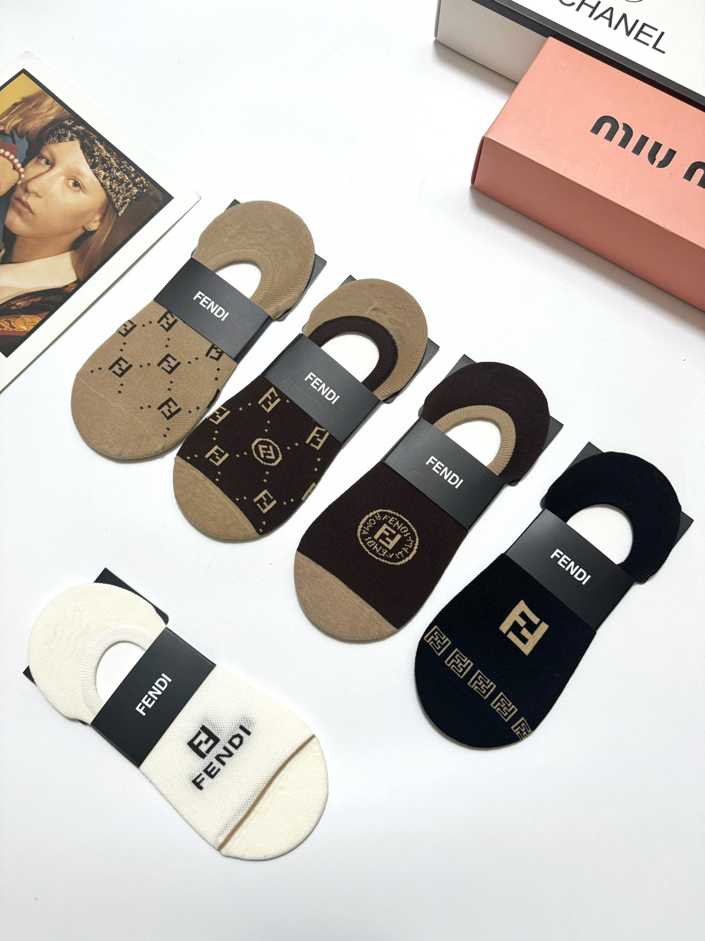  配包装
🌟【一盒5双】
 🌟Fendi 芬迪 经典字母logo 纯棉船袜   ，ins超火爆空调袜，纯