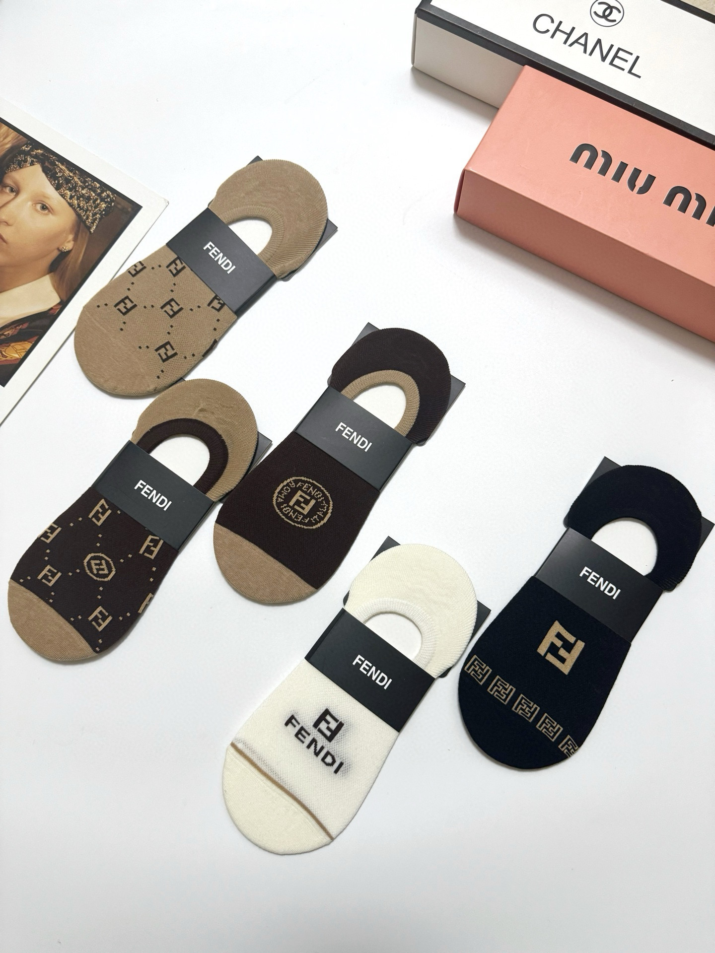  配包装
🌟【一盒5双】
 🌟Fendi 芬迪 经典字母logo 纯棉船袜   ，ins超火爆空调袜，纯