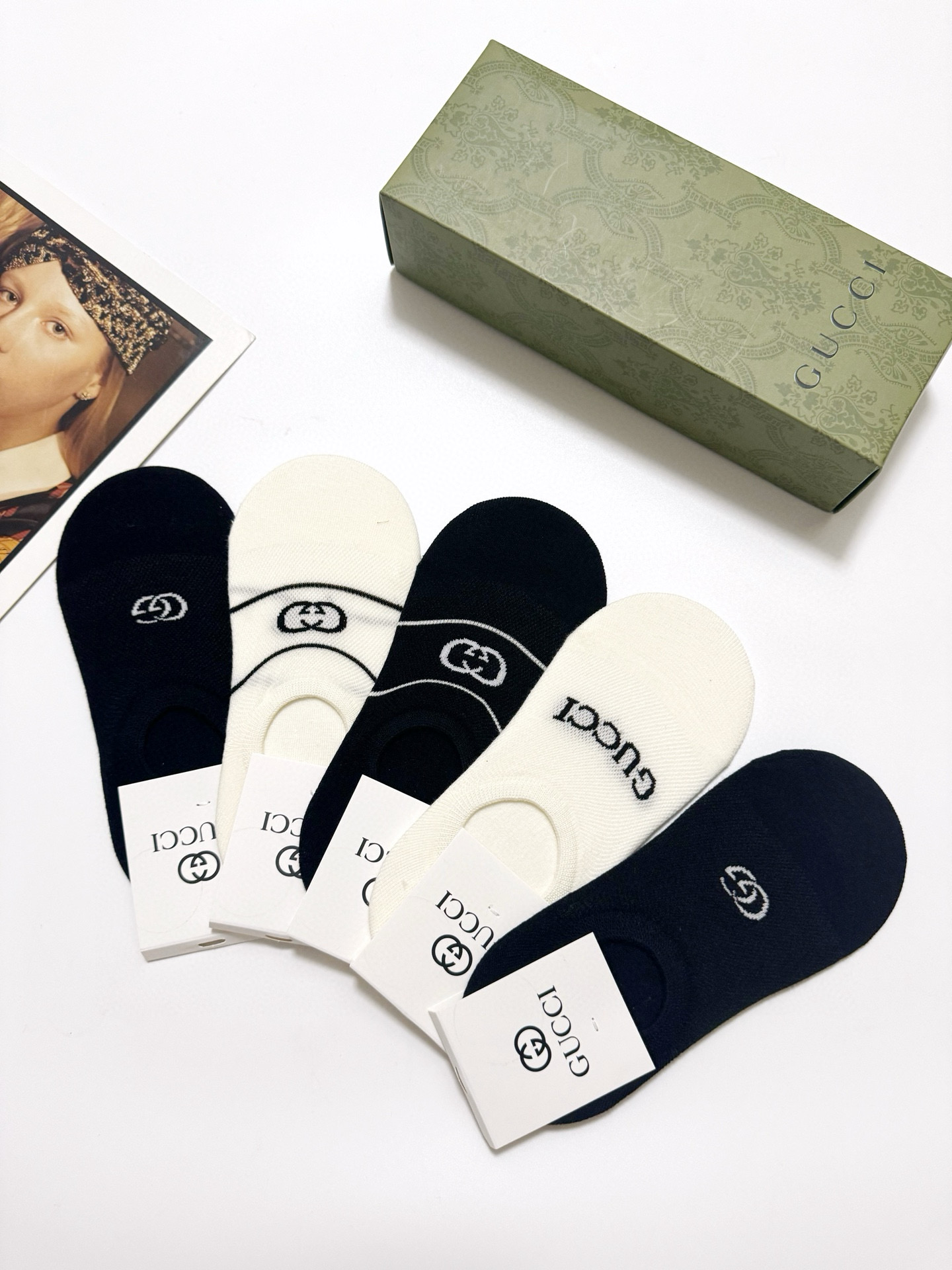  配包装
🌟【一盒5双】
 🌟Gucci 古琦 经典字母logo 纯棉船袜   ，ins超火爆空调袜，纯