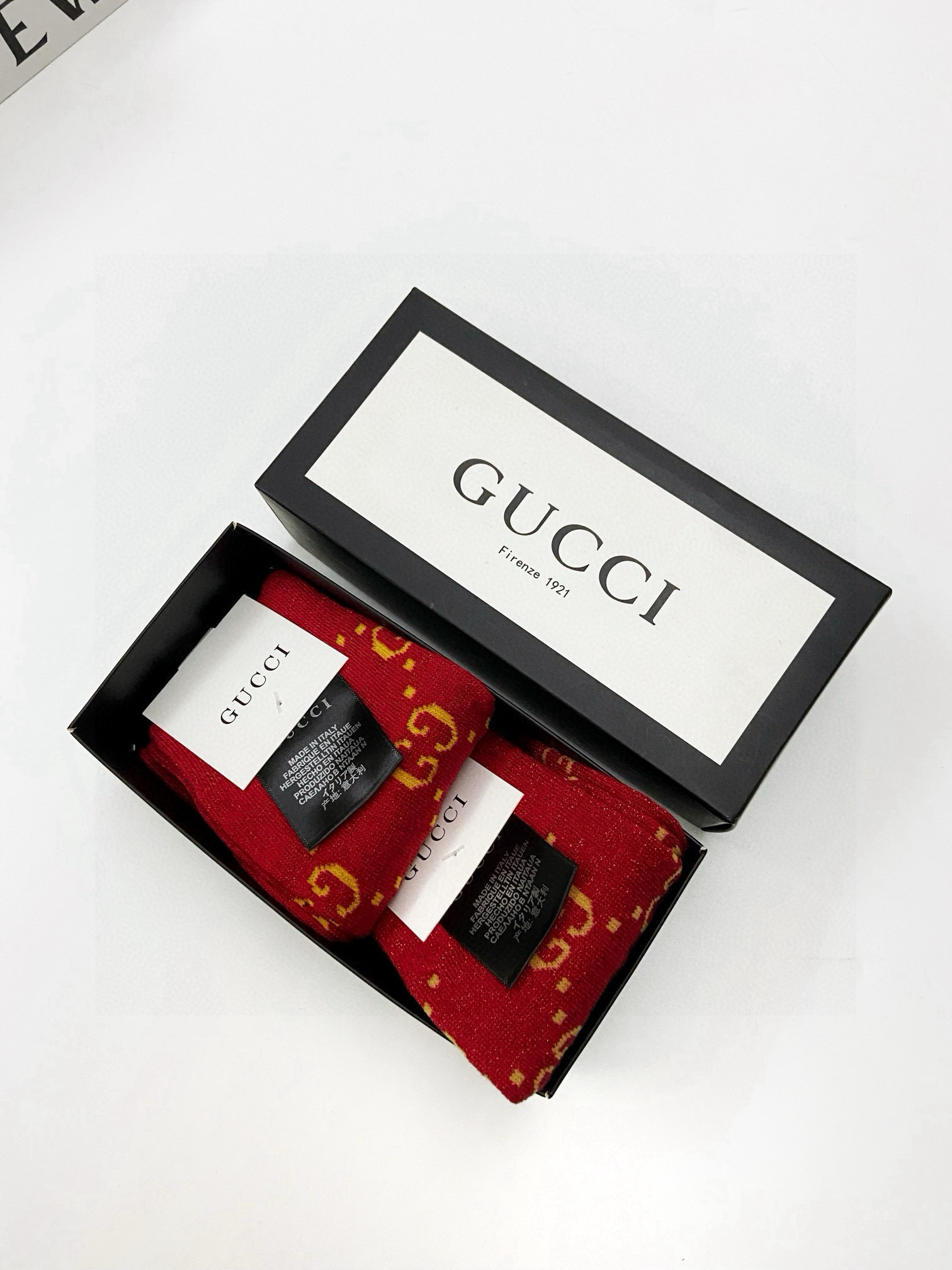 配包装
🌟【一盒2 双】
🌟Gucci 古奇 爆款金银丝长筒袜 中筒袜，超级火爆小腿袜。双针针织混纺金