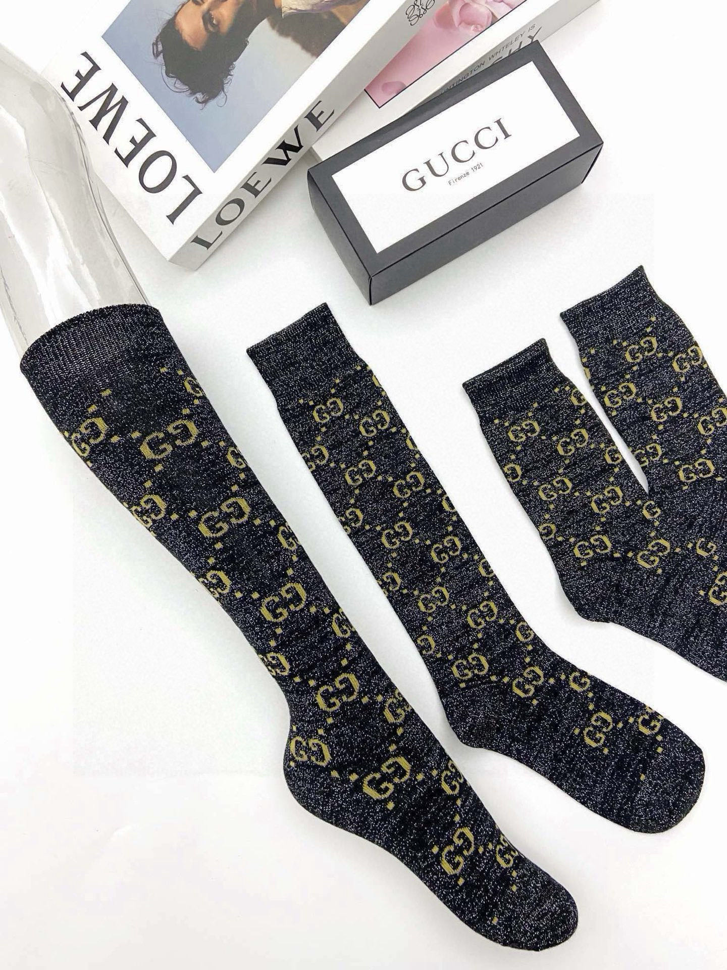  配包装
🌟【一盒2 双】
🌟Gucci 古奇 爆款金银丝长筒袜 中筒袜，超级火爆小腿袜。双针针织混纺金