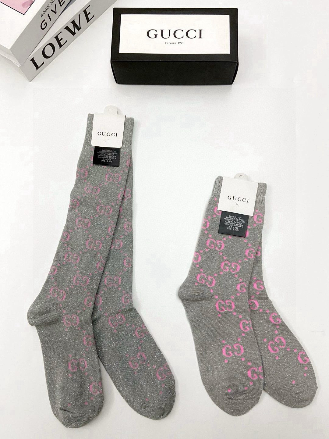  配包装
🌟【一盒2 双】
🌟Gucci 古奇 爆款金银丝长筒袜 中筒袜，超级火爆小腿袜。双针针织混纺金