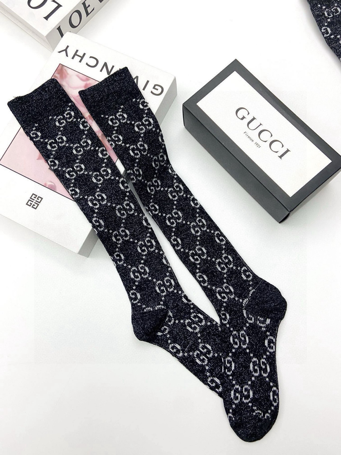  配包装
🌟【一盒2 双】
🌟Gucci 古奇 爆款金银丝长筒袜 中筒袜，超级火爆小腿袜。双针针织混纺金