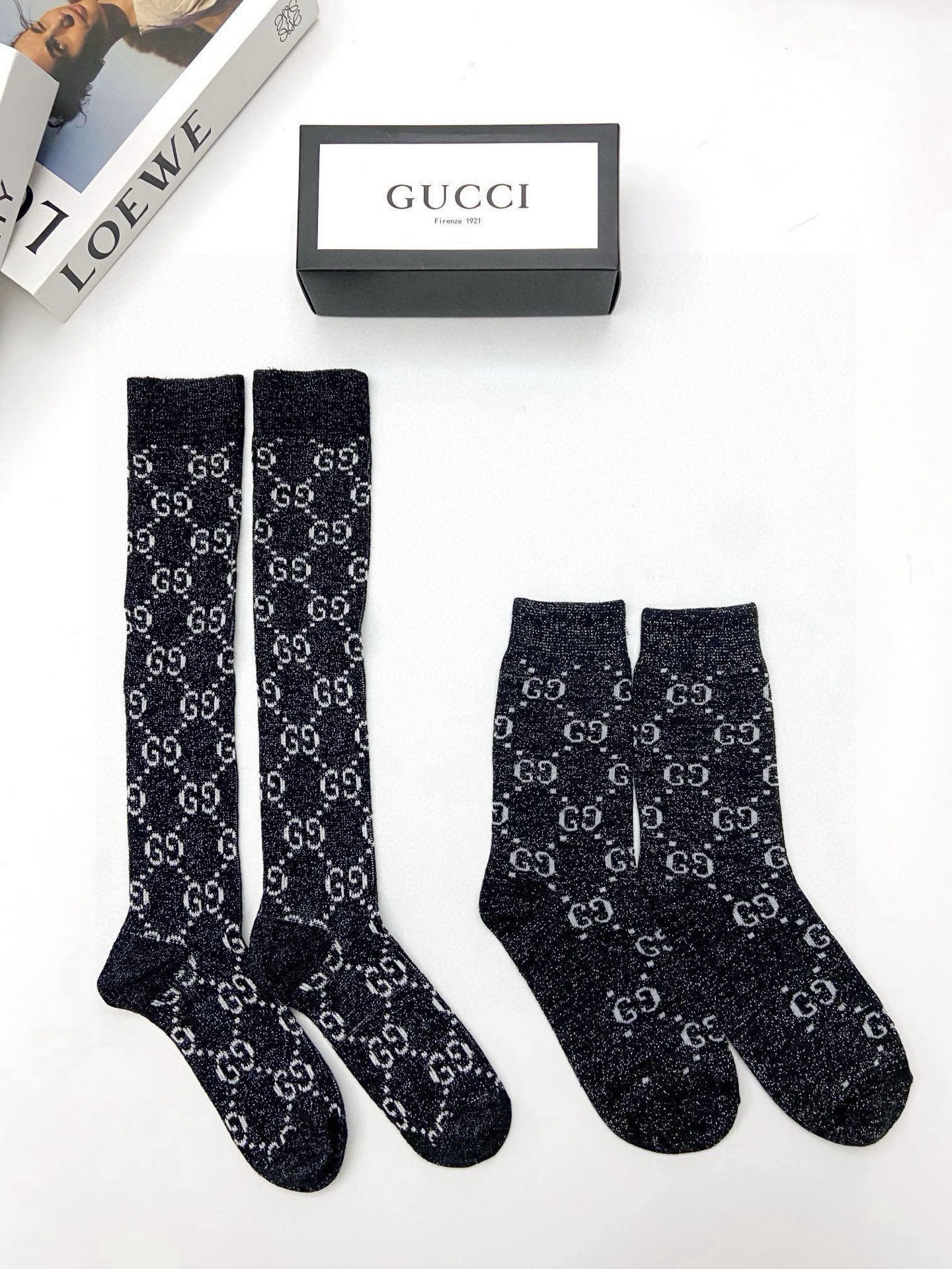  配包装
🌟【一盒2 双】
🌟Gucci 古奇 爆款金银丝长筒袜 中筒袜，超级火爆小腿袜。双针针织混纺金