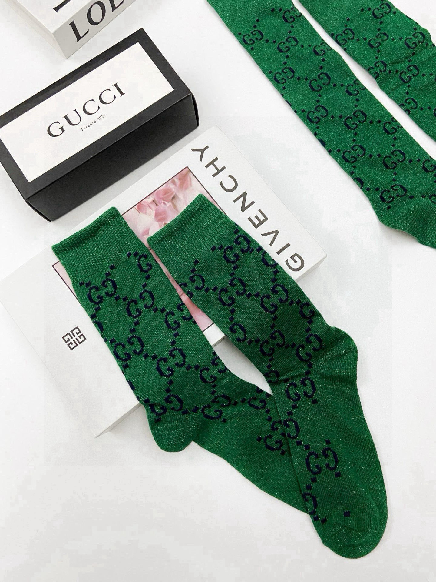  配包装
🌟【一盒2 双】
🌟Gucci 古奇 爆款金银丝长筒袜 中筒袜，超级火爆小腿袜。双针针织混纺金
