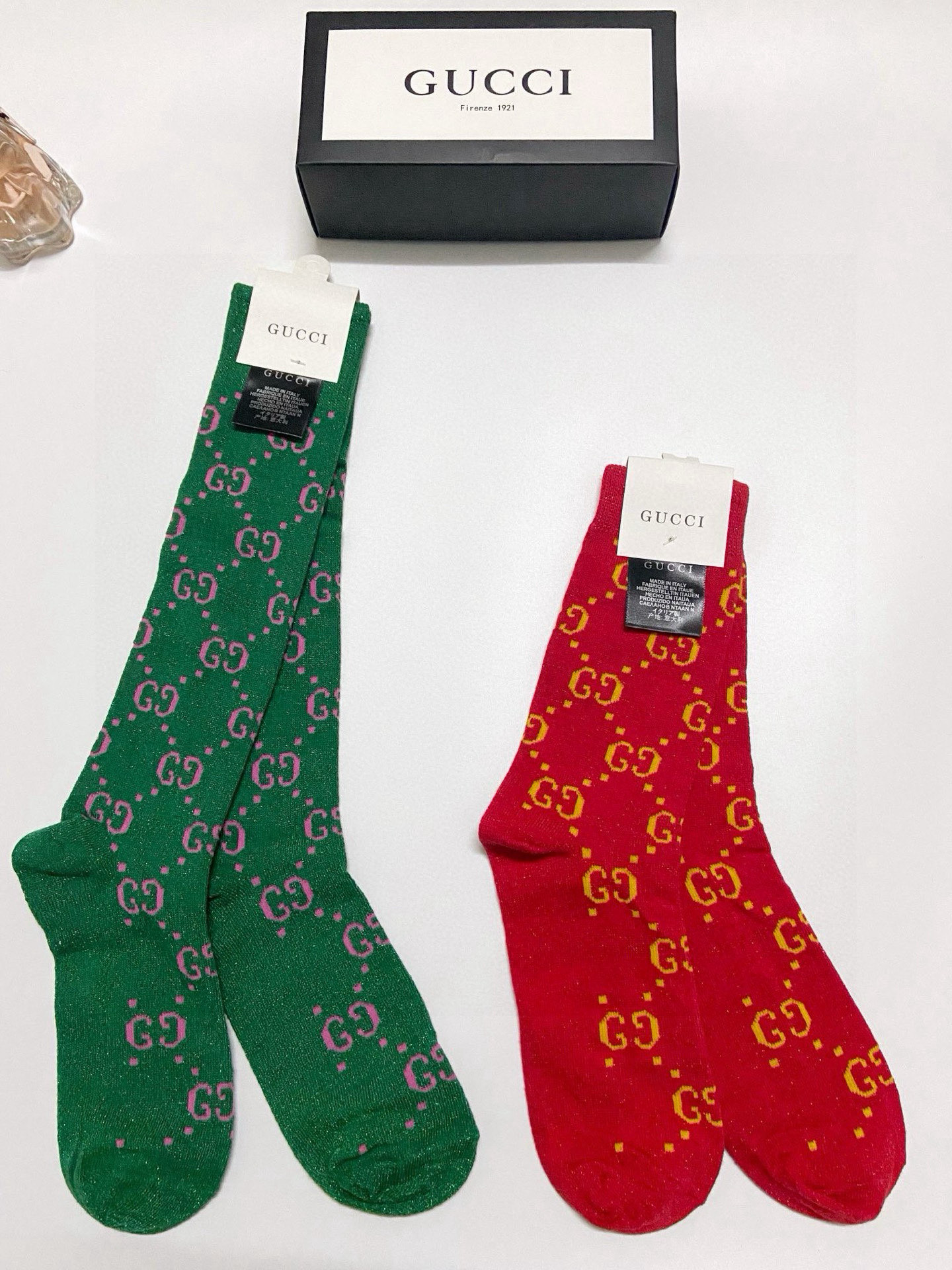  配包装
🌟【一盒2 双】
🌟Gucci 古奇 爆款金银丝长筒袜 中筒袜，超级火爆小腿袜。双针针织混纺金