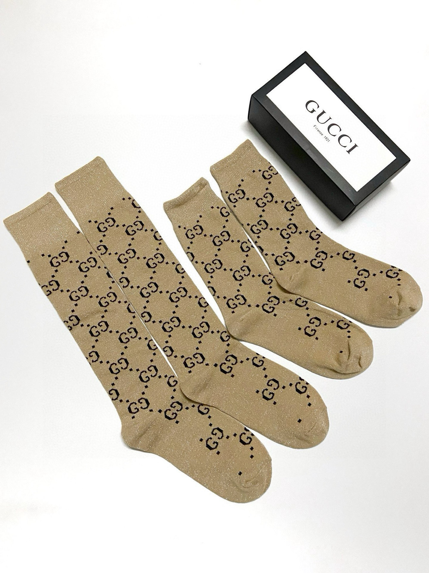  配包装
🌟【一盒2 双】
🌟Gucci 古奇 爆款金银丝长筒袜 中筒袜，超级火爆小腿袜。双针针织混纺金