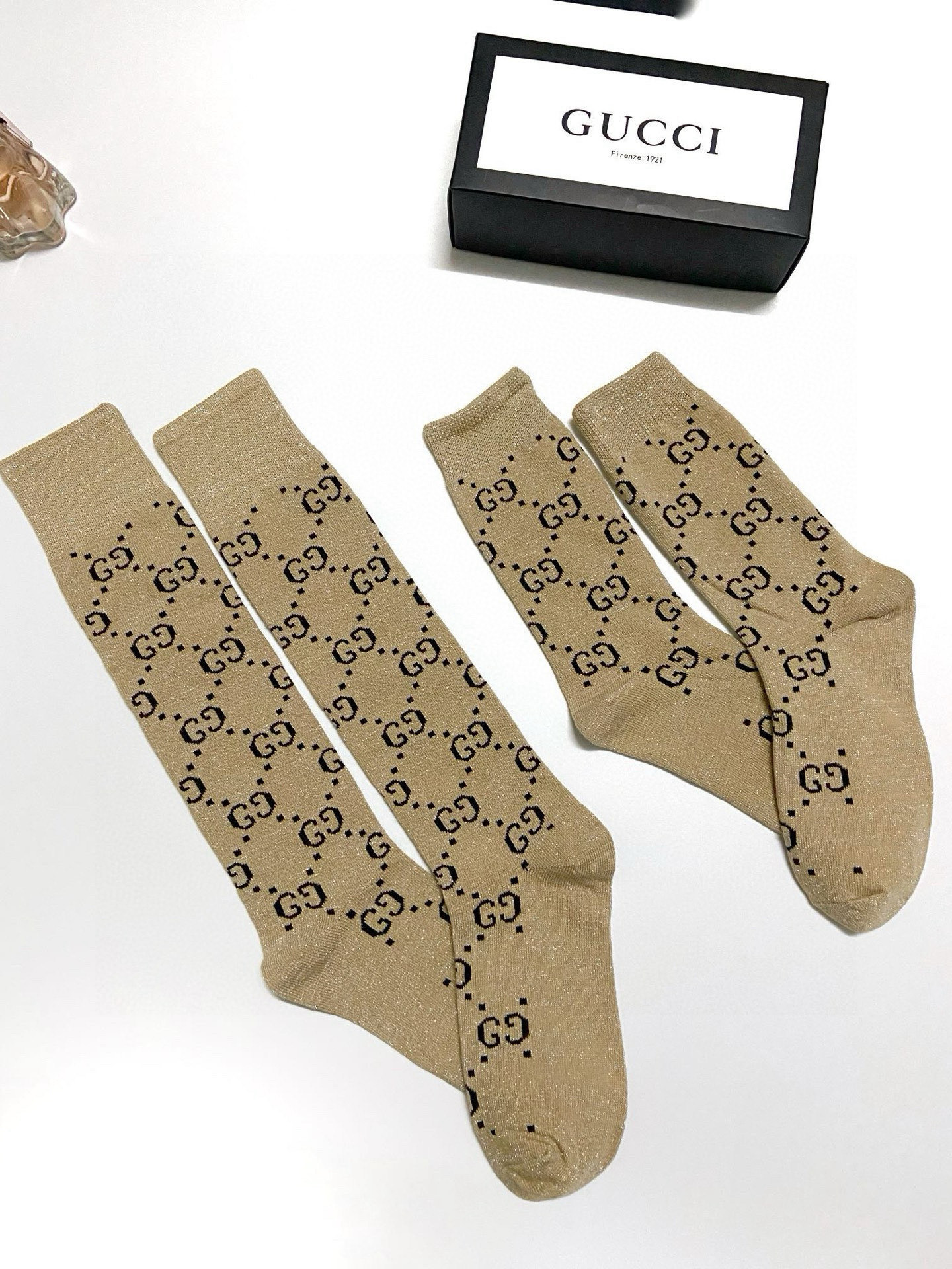  配包装
🌟【一盒2 双】
🌟Gucci 古奇 爆款金银丝长筒袜 中筒袜，超级火爆小腿袜。双针针织混纺金