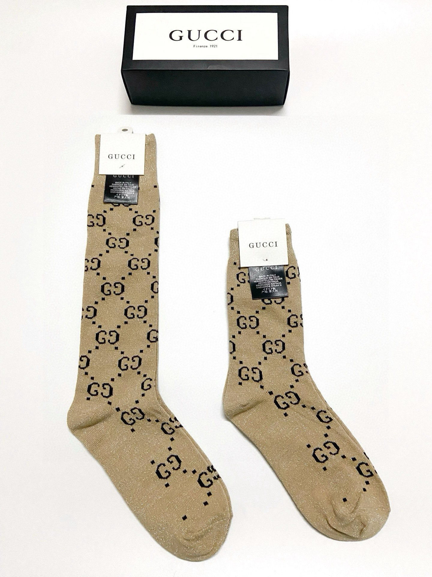  配包装
🌟【一盒2 双】
🌟Gucci 古奇 爆款金银丝长筒袜 中筒袜，超级火爆小腿袜。双针针织混纺金