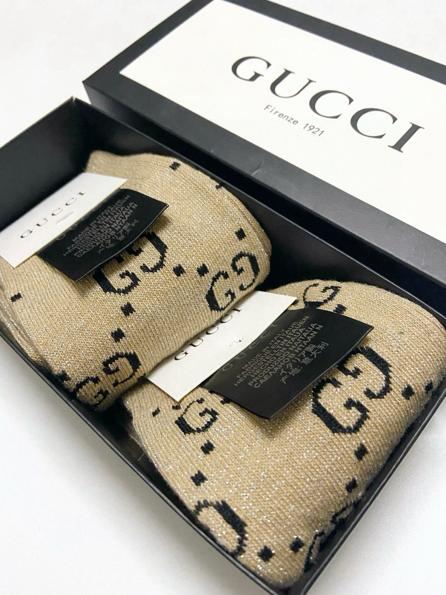  配包装
🌟【一盒2 双】
🌟Gucci 古奇 爆款金银丝长筒袜 中筒袜，超级火爆小腿袜。双针针织混纺金
