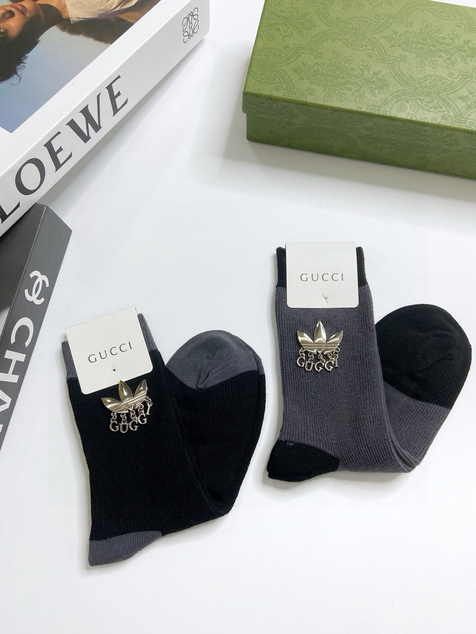  配包装
🌟【一盒2 双】
🌟Gucci 古奇 爆款字母logo重工五金 中筒袜 小腿袜。纯棉混纺材质，