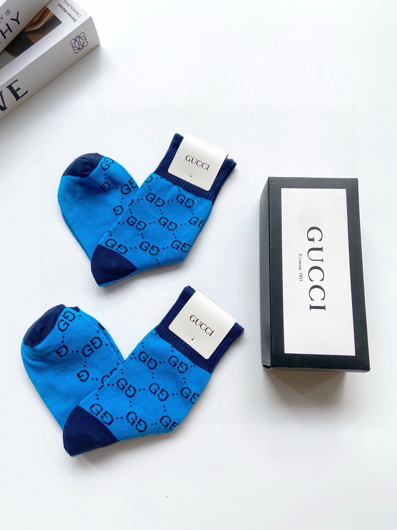  配包装
🌟【一盒2双】
🌟Gucci 古奇 爆款纯棉 中筒袜 。纯棉材质，透气舒适，超完美配色 ，款式