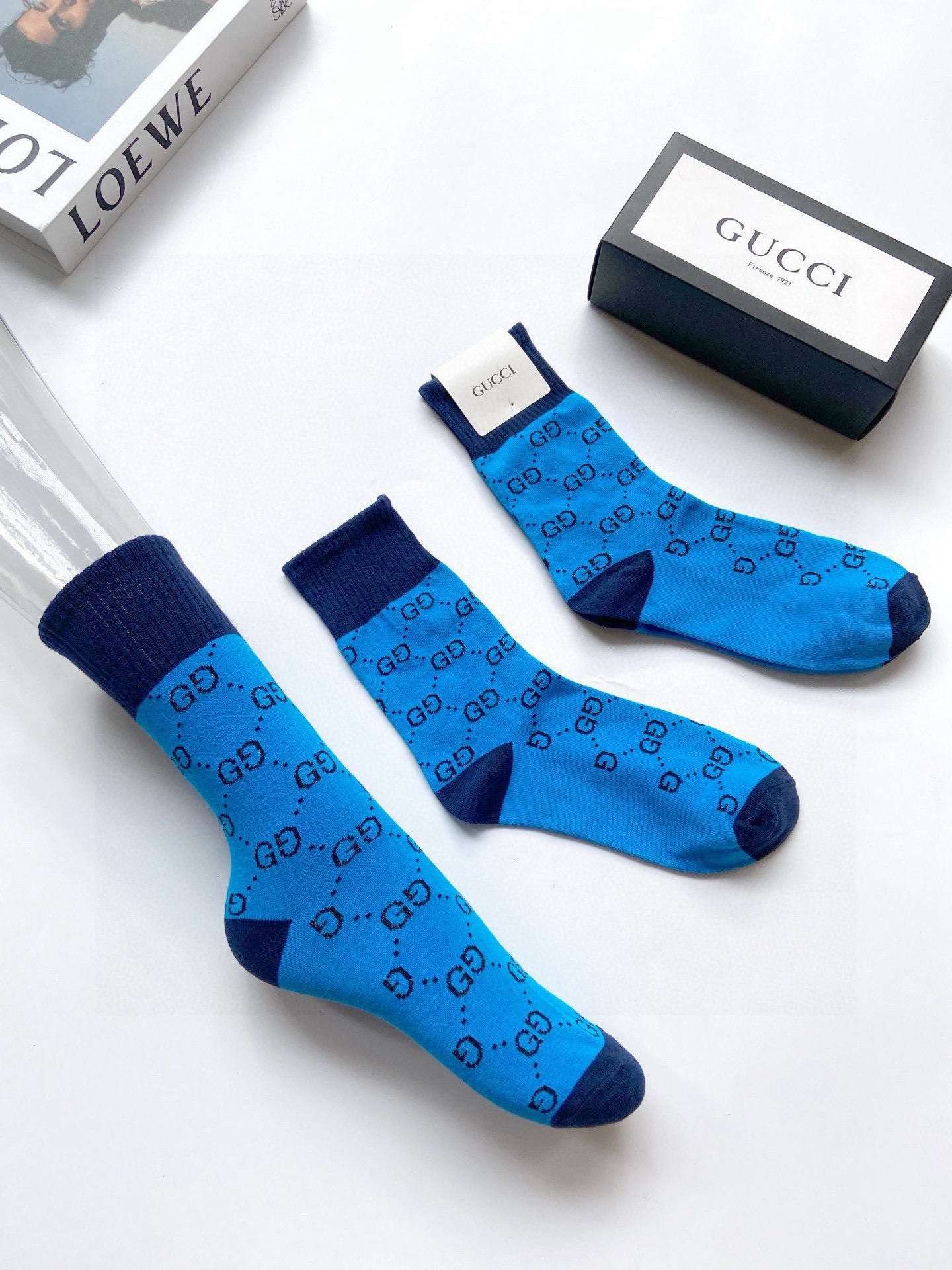  配包装
🌟【一盒2双】
🌟Gucci 古奇 爆款纯棉 中筒袜 。纯棉材质，透气舒适，超完美配色 ，款式