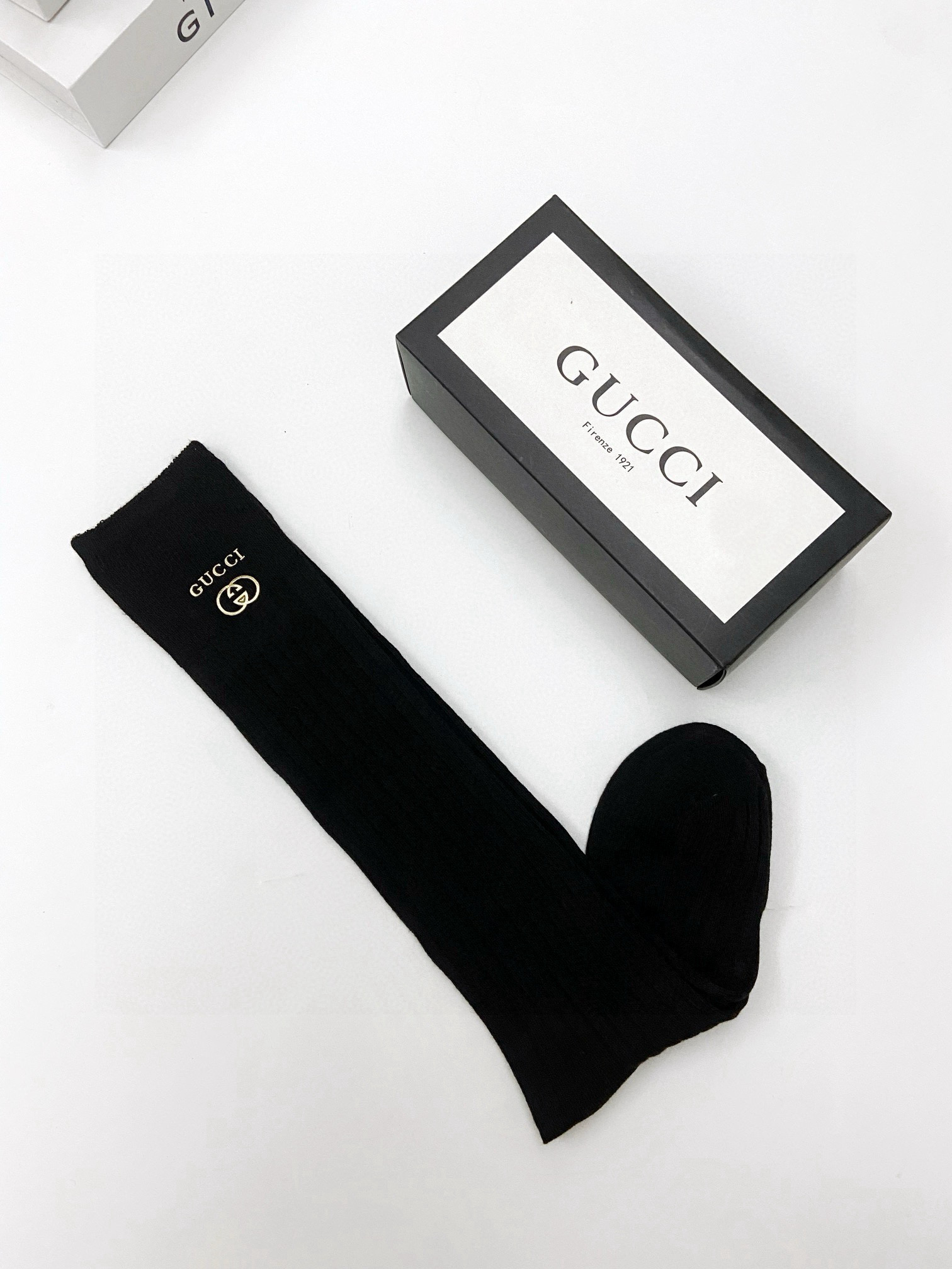  配包装
🌟【一盒一双】
🌟 Gucci 古琦 爆款经典字母 长筒袜 小腿袜。双针针织材质，超完美结合，