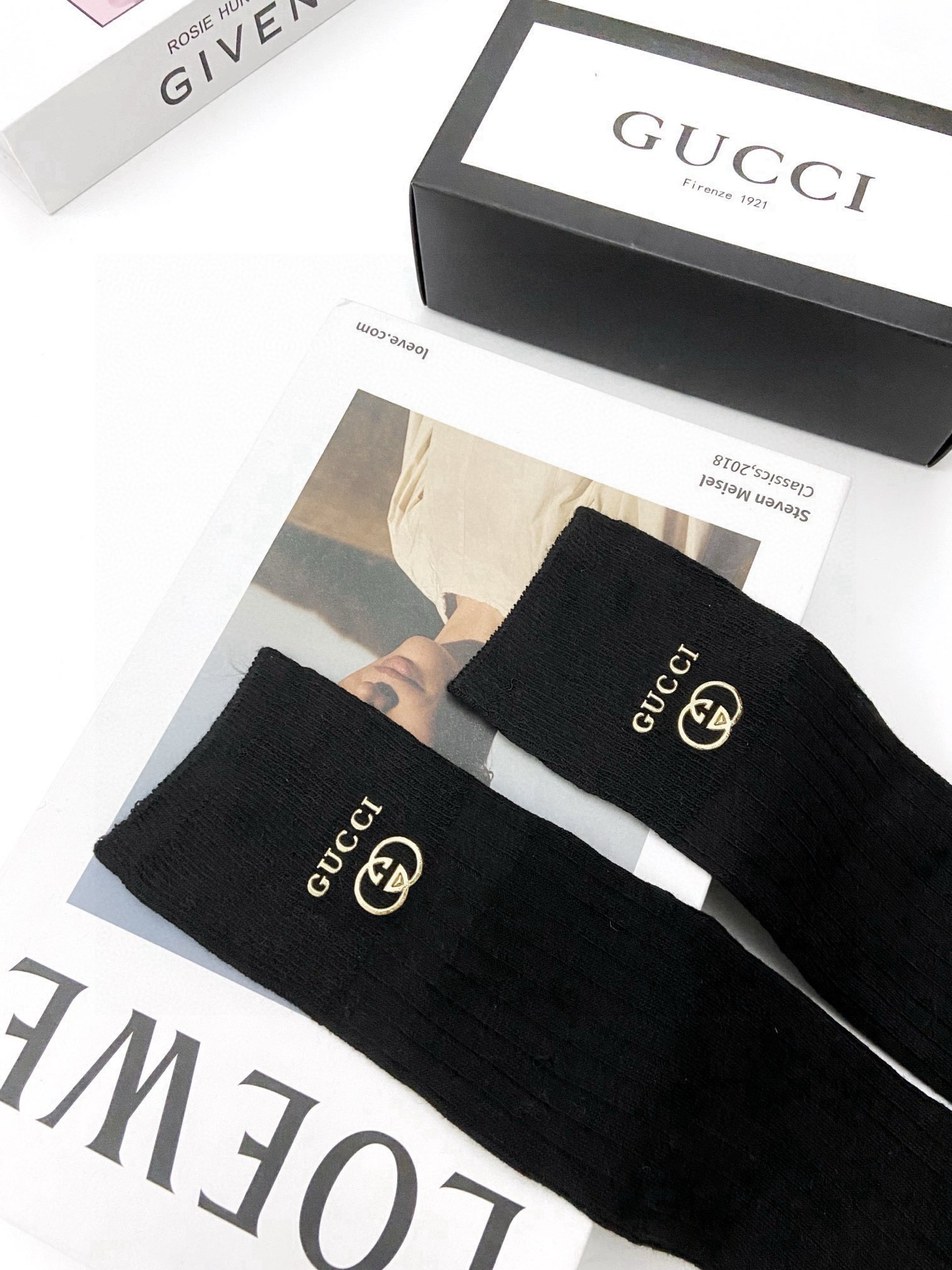  配包装
🌟【一盒一双】
🌟 Gucci 古琦 爆款经典字母 长筒袜 小腿袜。双针针织材质，超完美结合，