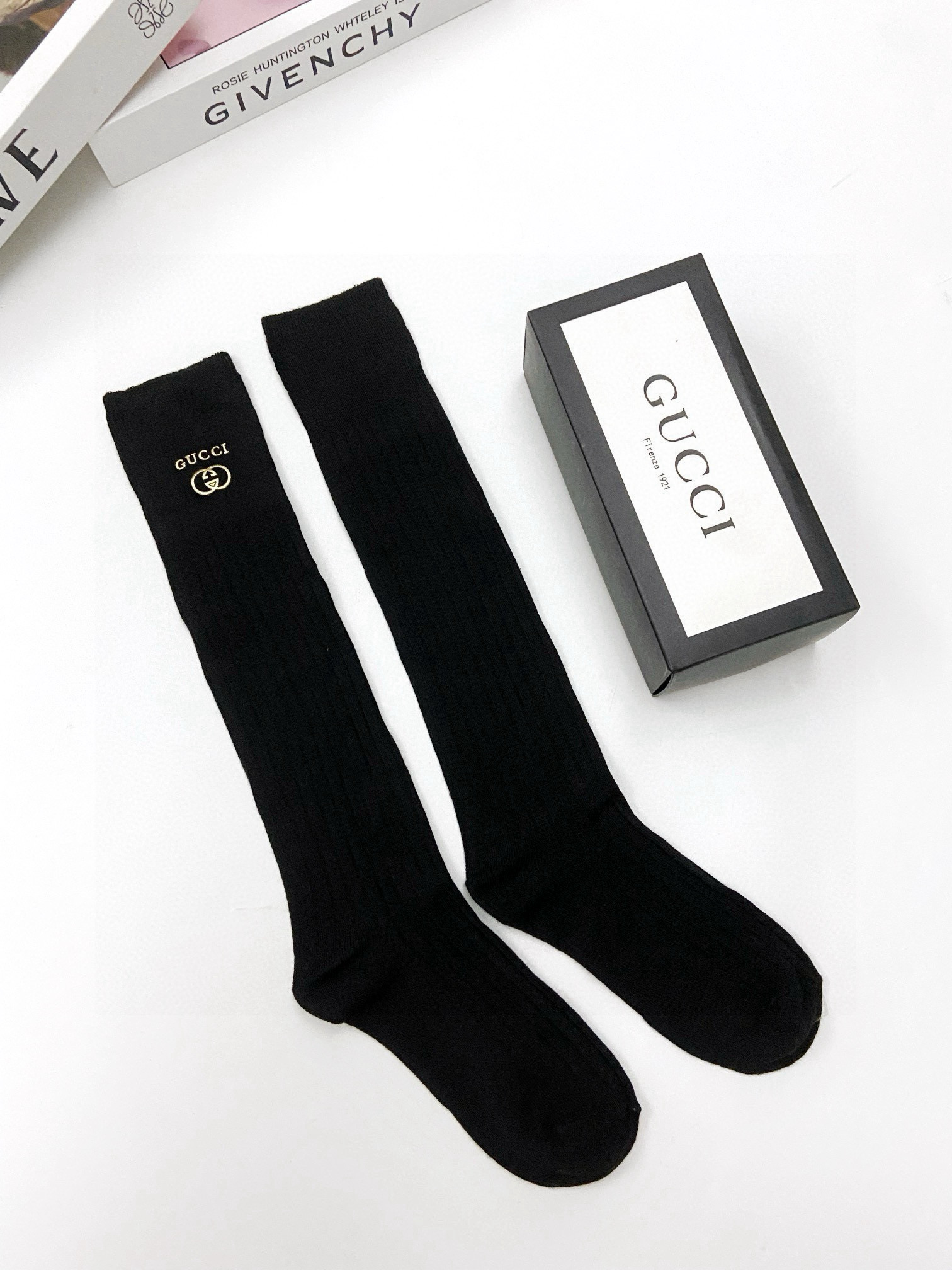  配包装
🌟【一盒一双】
🌟 Gucci 古琦 爆款经典字母 长筒袜 小腿袜。双针针织材质，超完美结合，