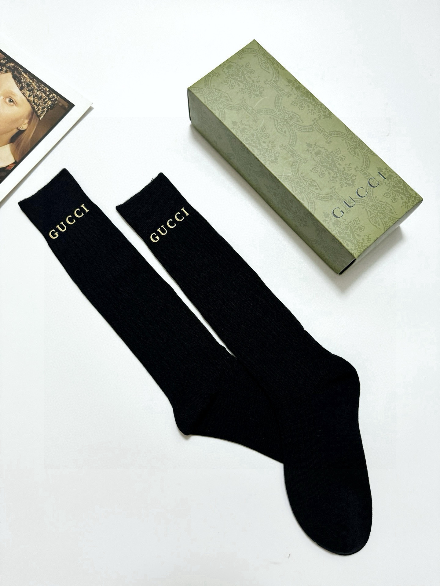  配包装
🌟【一盒一双】
🌟 Gucci 古琦立体硅胶经典字母 长筒袜 小腿袜。双针针织材质，超完美结合