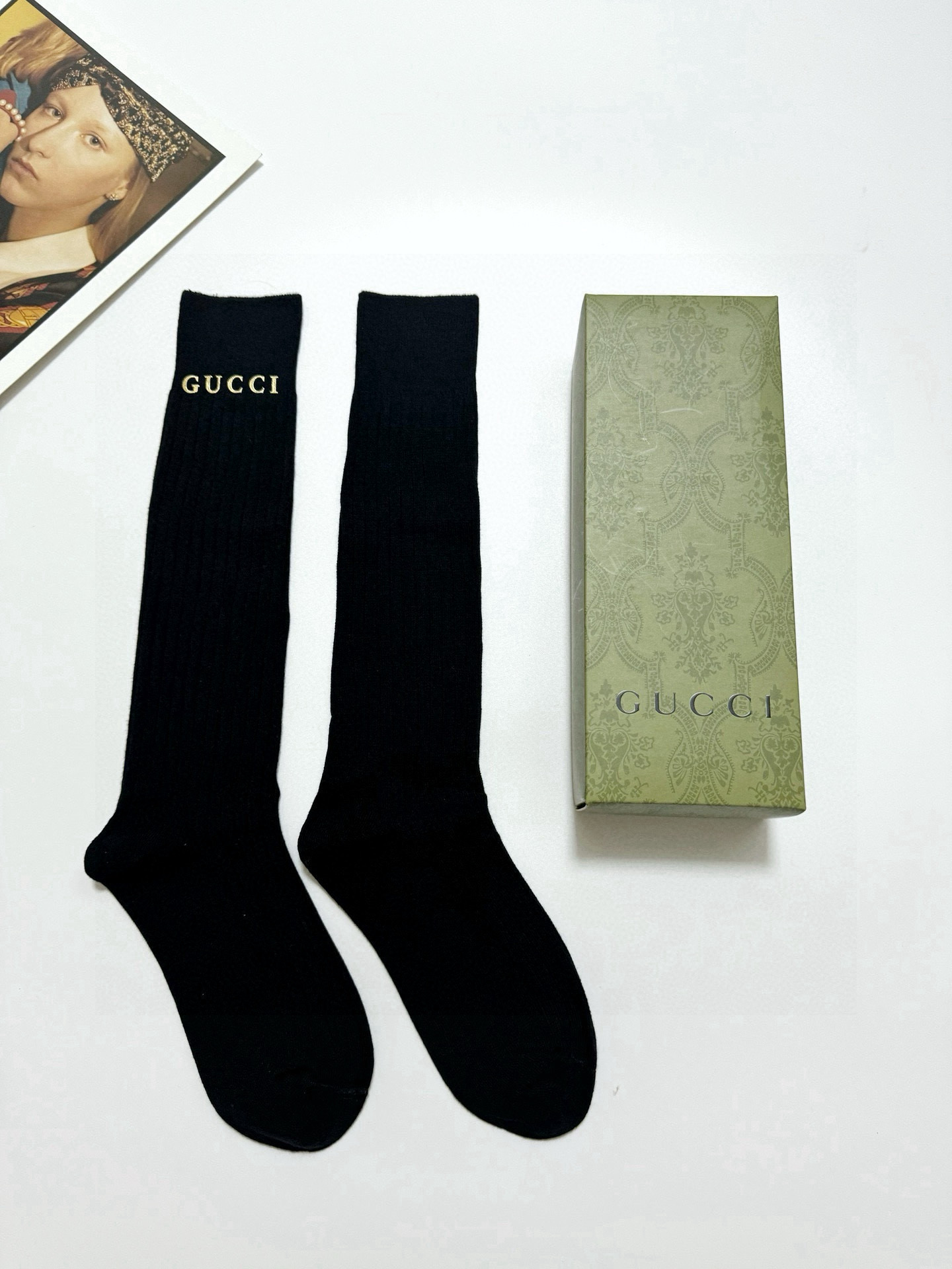  配包装
🌟【一盒一双】
🌟 Gucci 古琦立体硅胶经典字母 长筒袜 小腿袜。双针针织材质，超完美结合