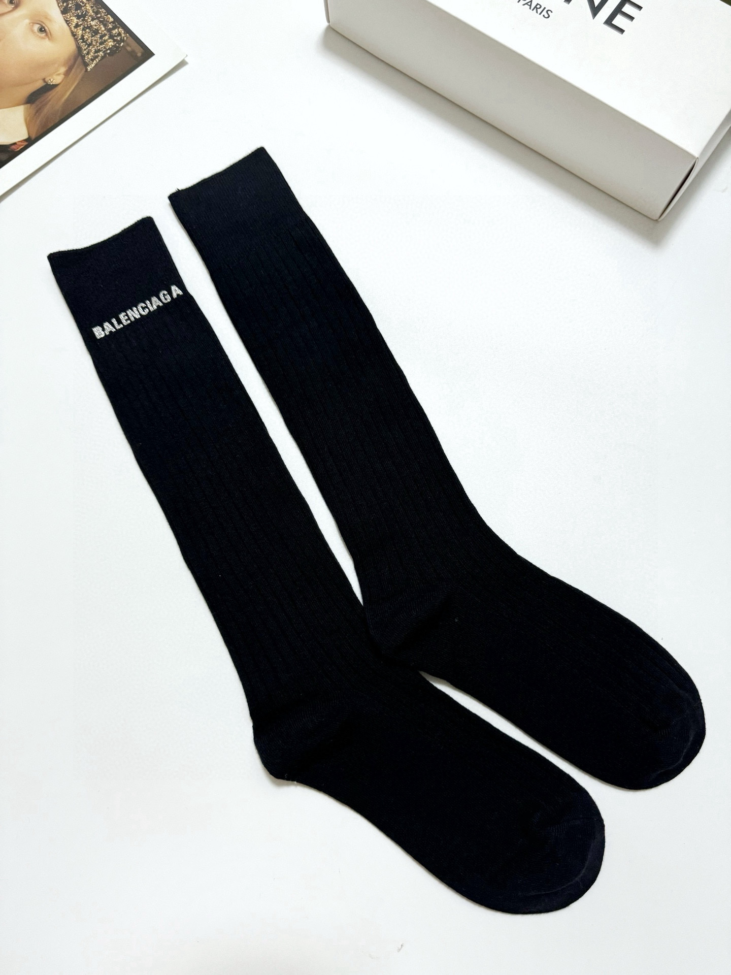  配包装
🌟【一盒一双】
🌟 balenciaga 巴黎世家 立体硅胶经典字母 长筒袜 小腿袜。双针针织
