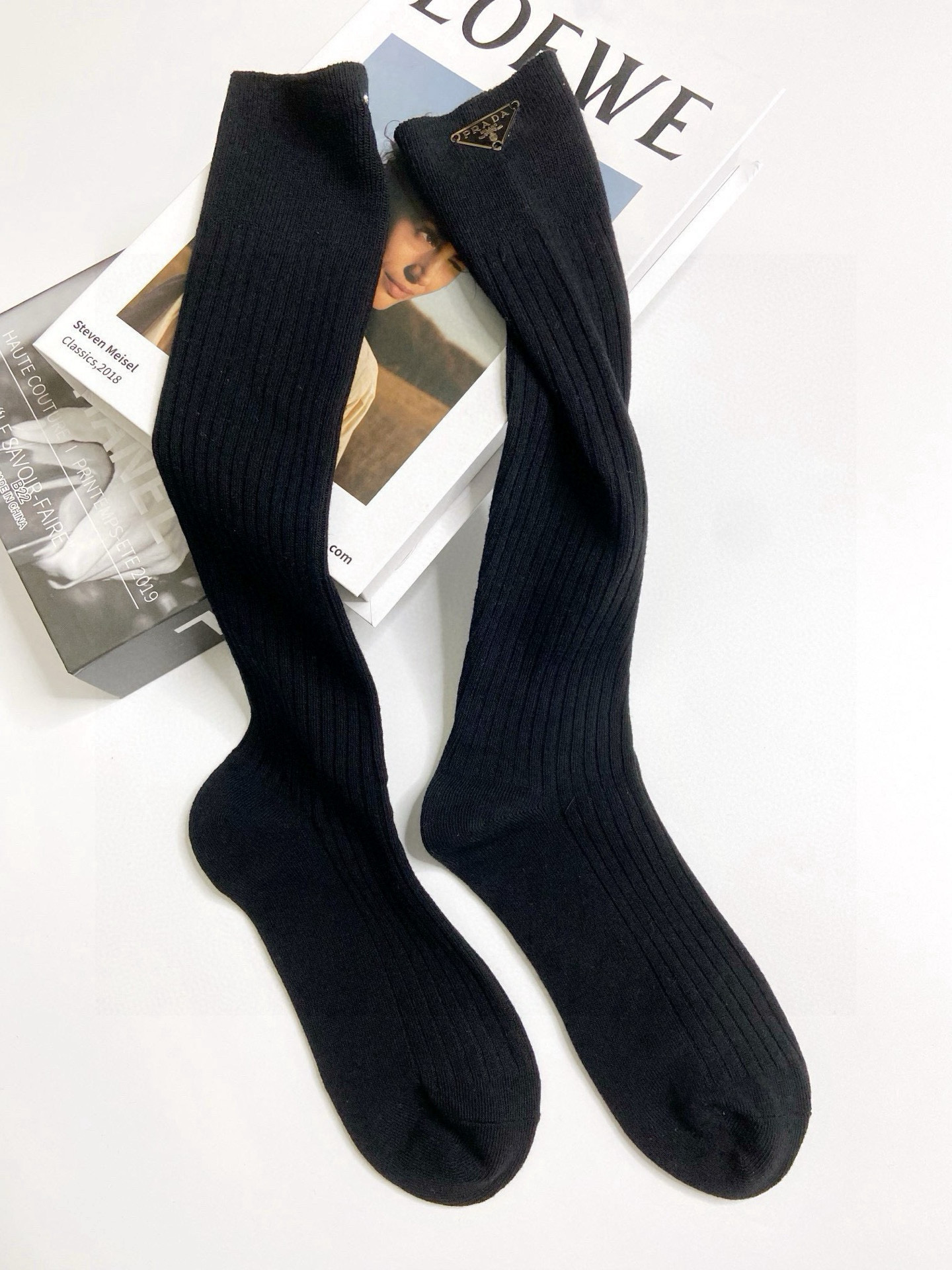    配包装
🌟【一盒一双】
🌟Prada 普拉达 经典字母logo纯棉长筒袜  小腿袜
🌟重工装饰个性