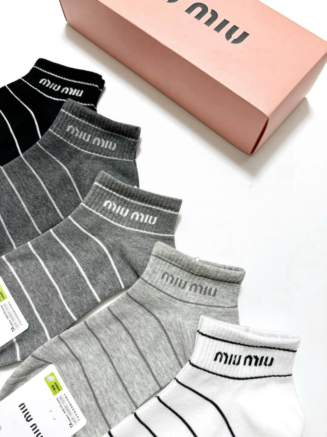  配包装
🌟【一盒5 双】
 🌟缪缪 miumiu 经典字母logo 纯棉短袜   ，ins超火爆短袜，