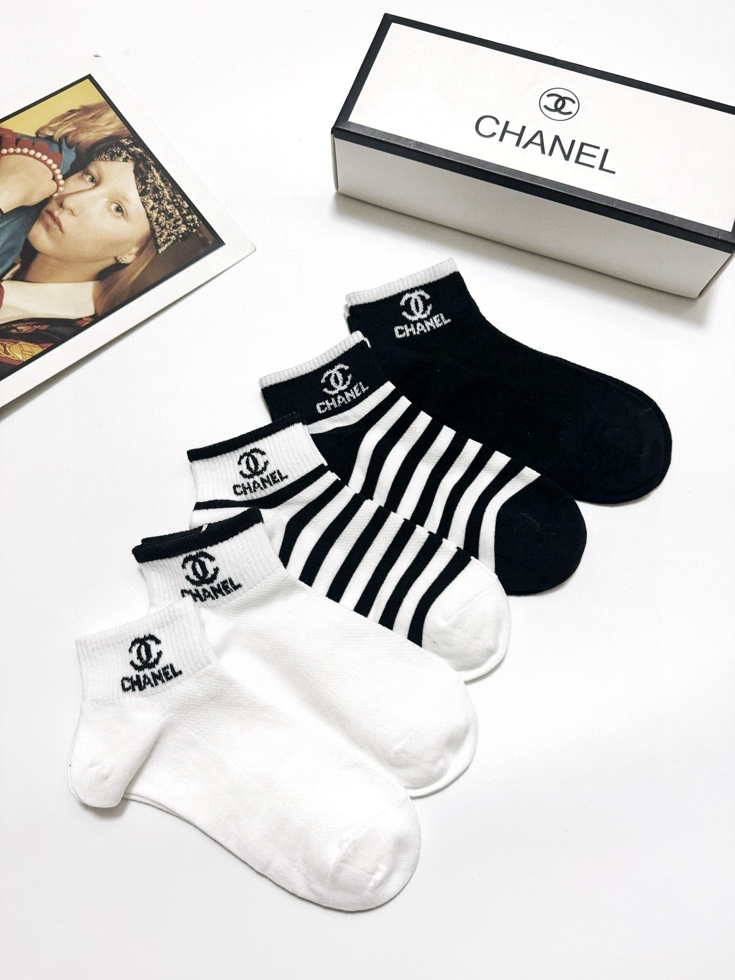   配包装
🌟【一盒5 双】
🌟Chanel 香奈儿 经典字母 logo短袜  ！纯棉面料软糯亲肤！
🌟