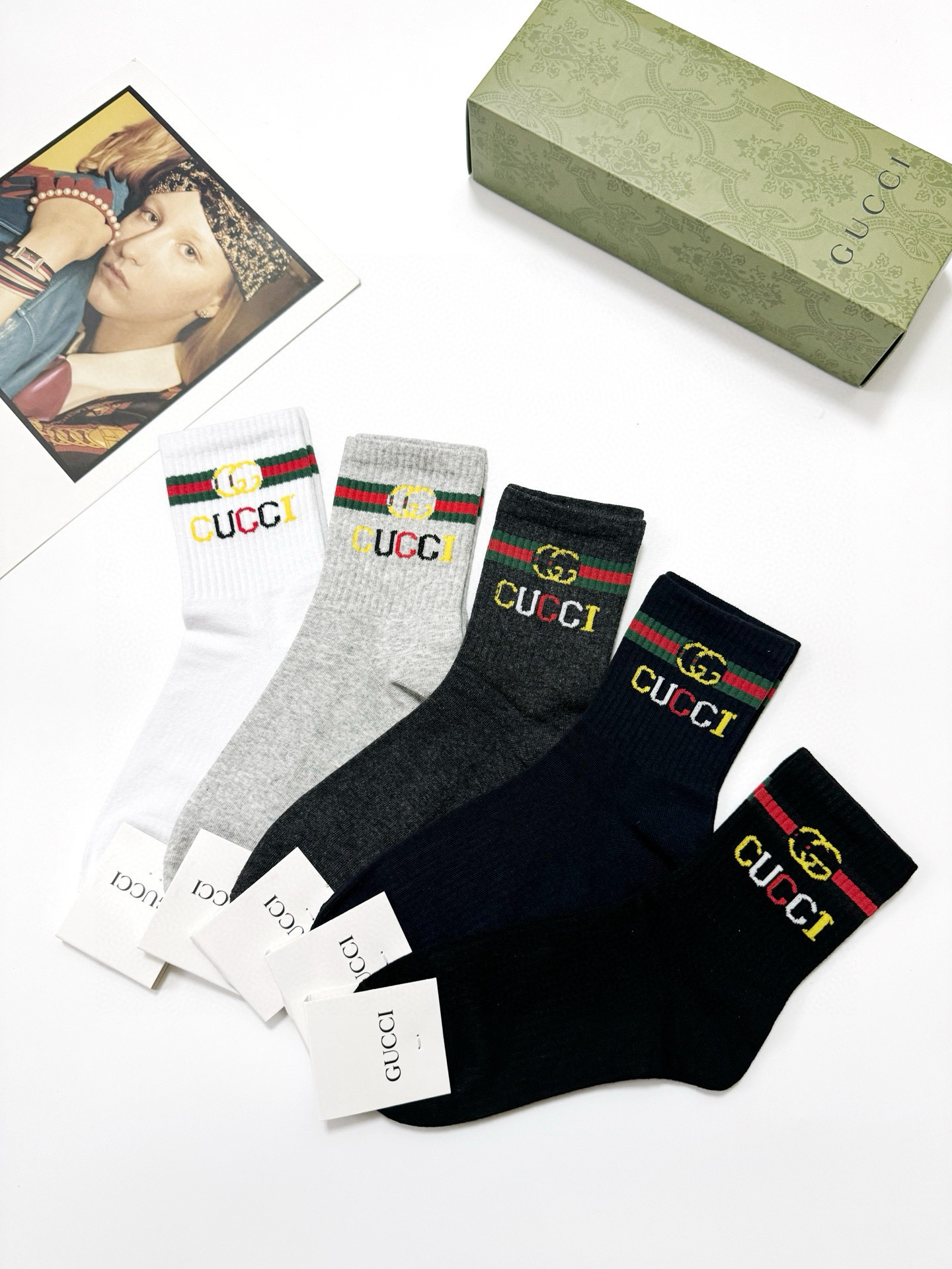  配包装
🌟【一盒5 双】
 🌟Gucci 古奇 经典字母logo纯棉袜  男女同款，ins超火爆红人同