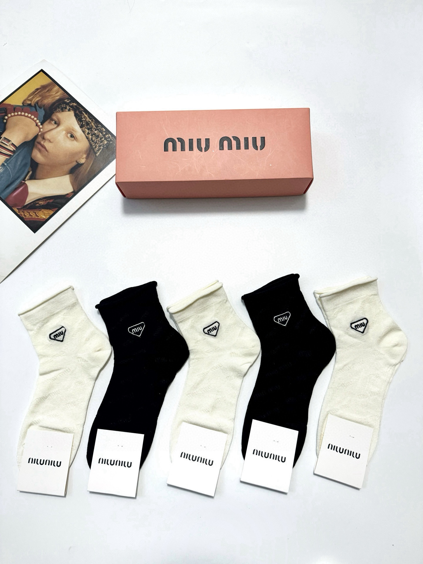  配包装
🌟【一盒5 双】
 🌟缪缪miumiu 经典字母刺绣logo 纯棉短筒袜 ，ins超火爆空调袜