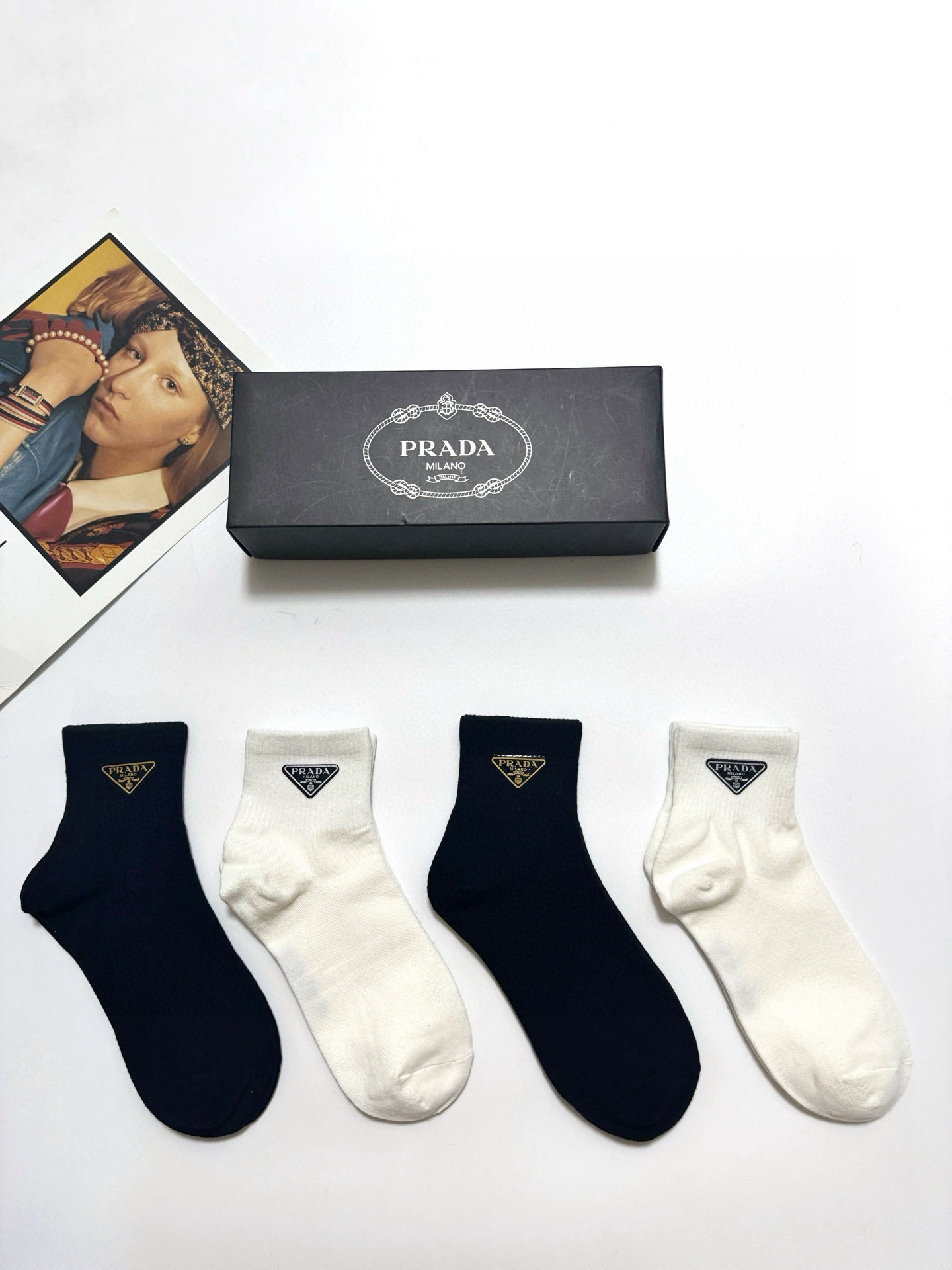  配包装
🌟【一盒4双】
🌟Prada 普拉达 经典字母logo 纯棉中筒袜 经典纯色短袜
🌟ins爆款