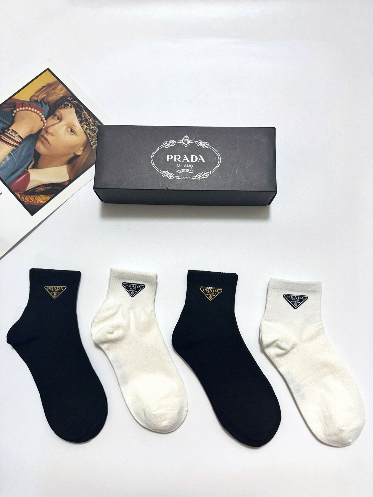  配包装
🌟【一盒4双】
🌟Prada 普拉达 经典字母logo 纯棉中筒袜 经典纯色短袜
🌟ins爆款