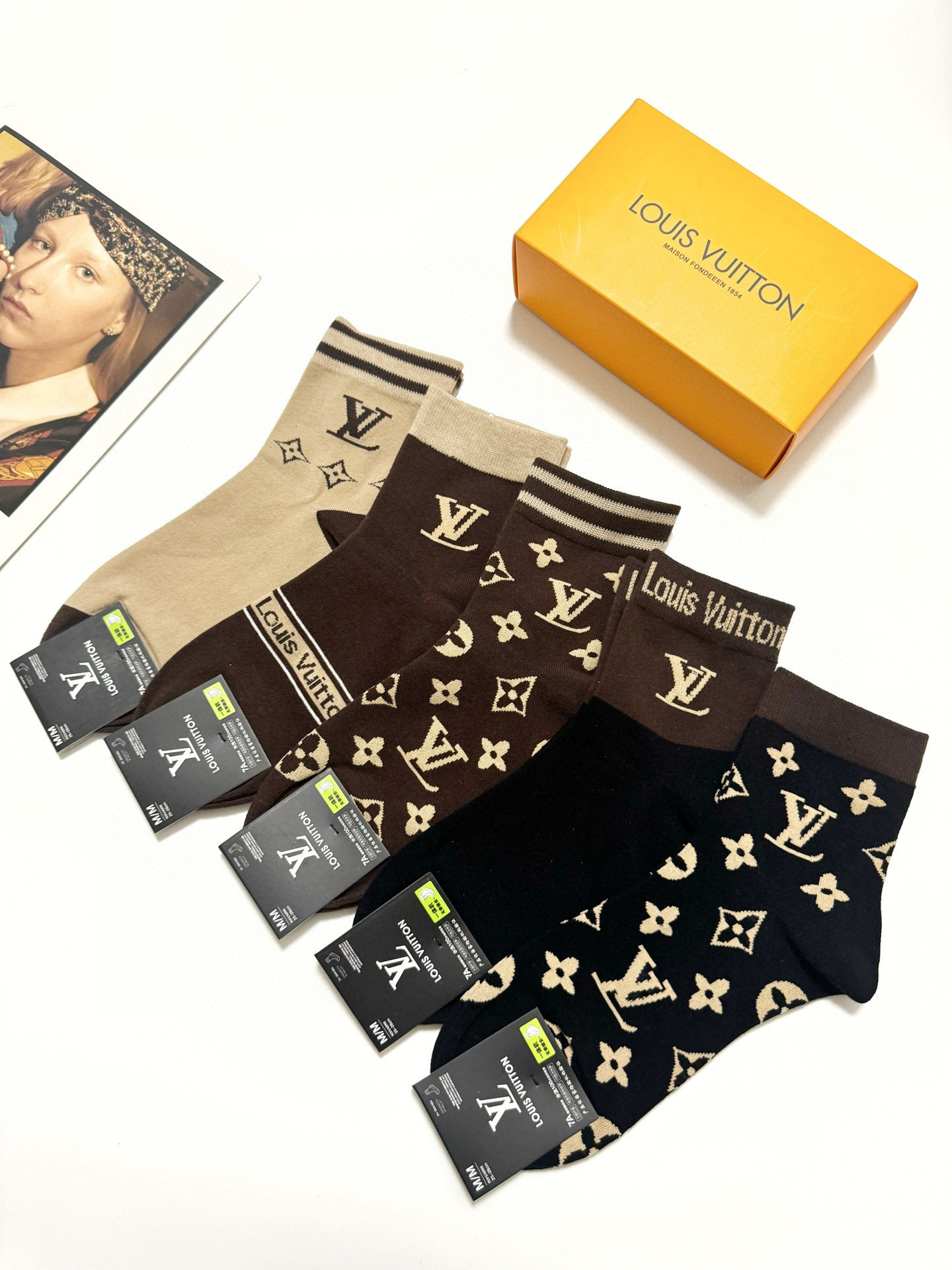   配包装
🌟【一盒5 双】
 🌟LV 路易威登 经典字母logo ins超火爆短筒袜，纯棉面料，潮人必